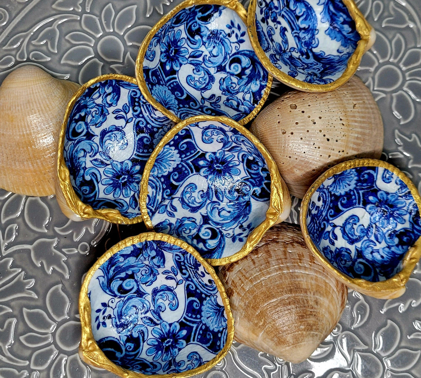 Coquillage décoratif avec motif bleu, fait main pour une touche artisanale élégante.