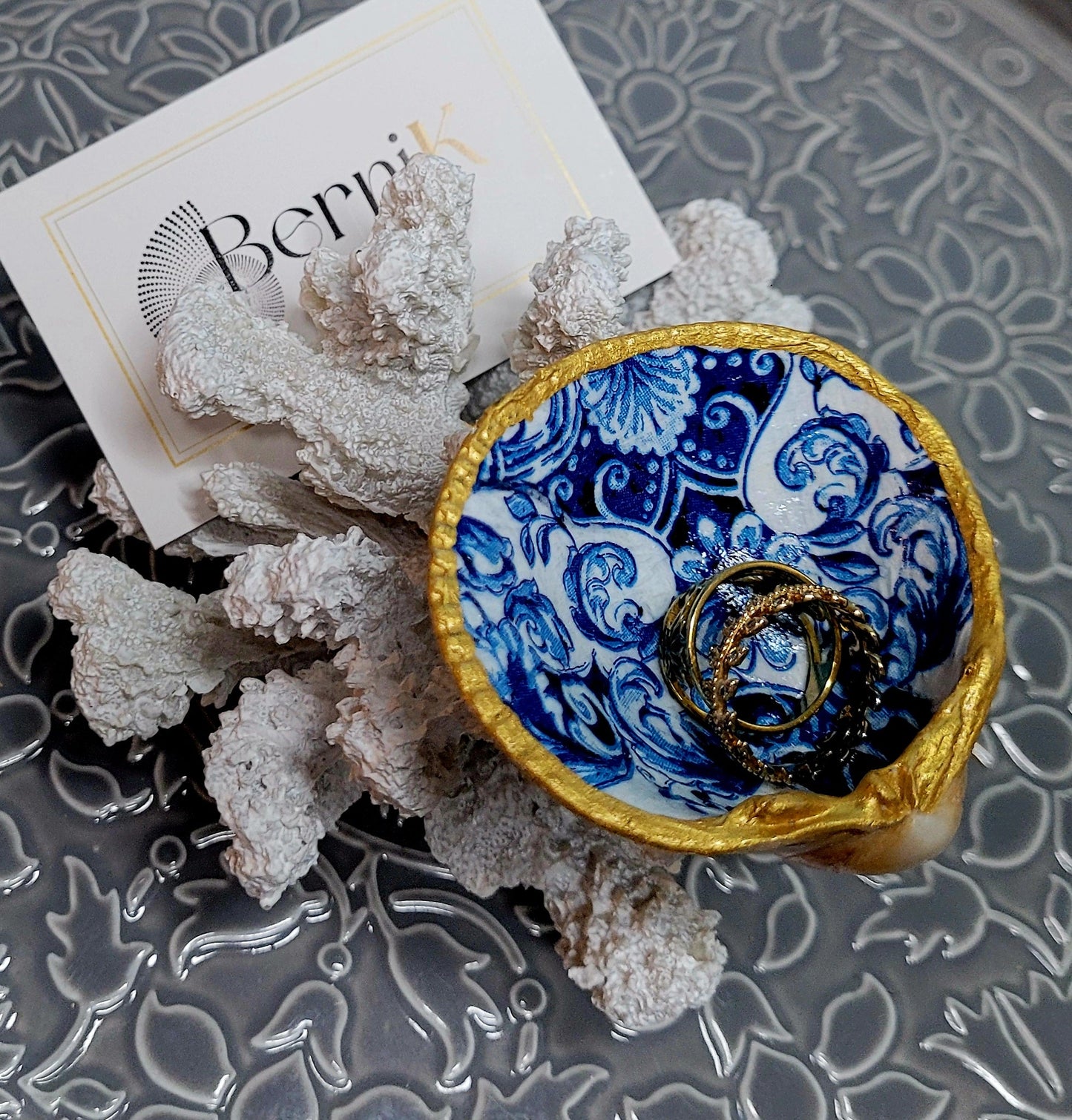 Coquillage en décoration artisanale avec motif bleu unique, parfait pour les petites bagues.