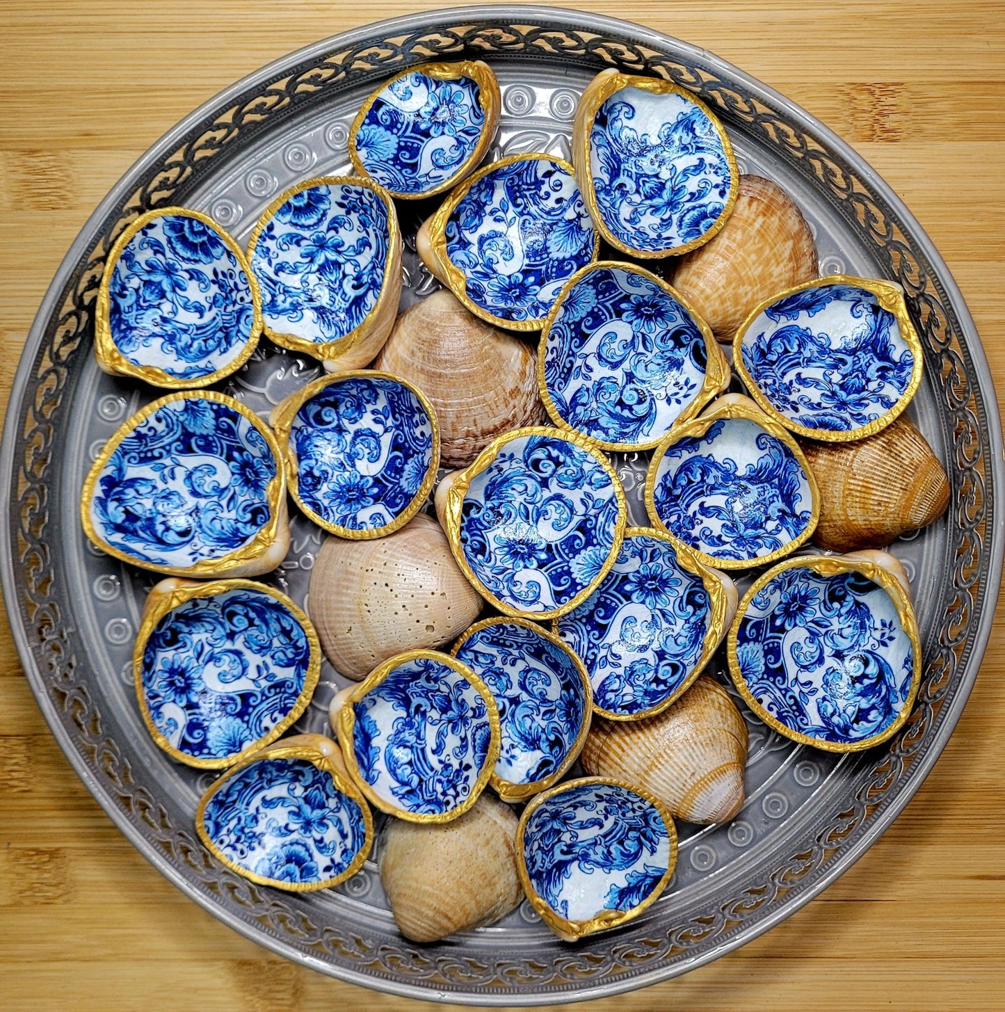 Coquillage décoré pour bijoux avec un motif bleu céramique inspiré du Portugal.