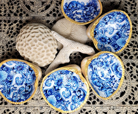 Coquillage décoré à la main avec motif bleu inspiré des céramiques portugaises.