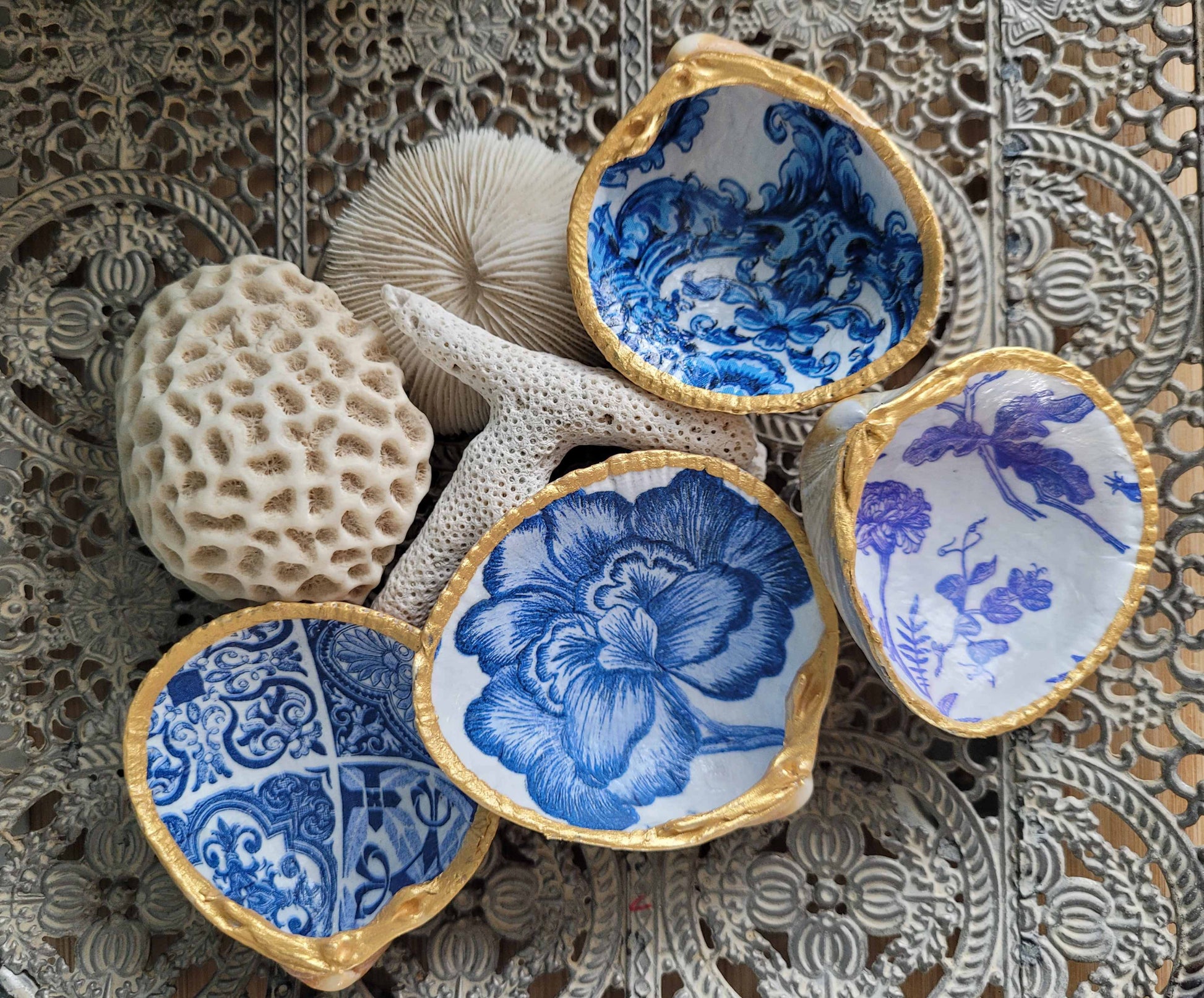 Coquille décorative faite main avec motif azulejos bleus pour petits objets.