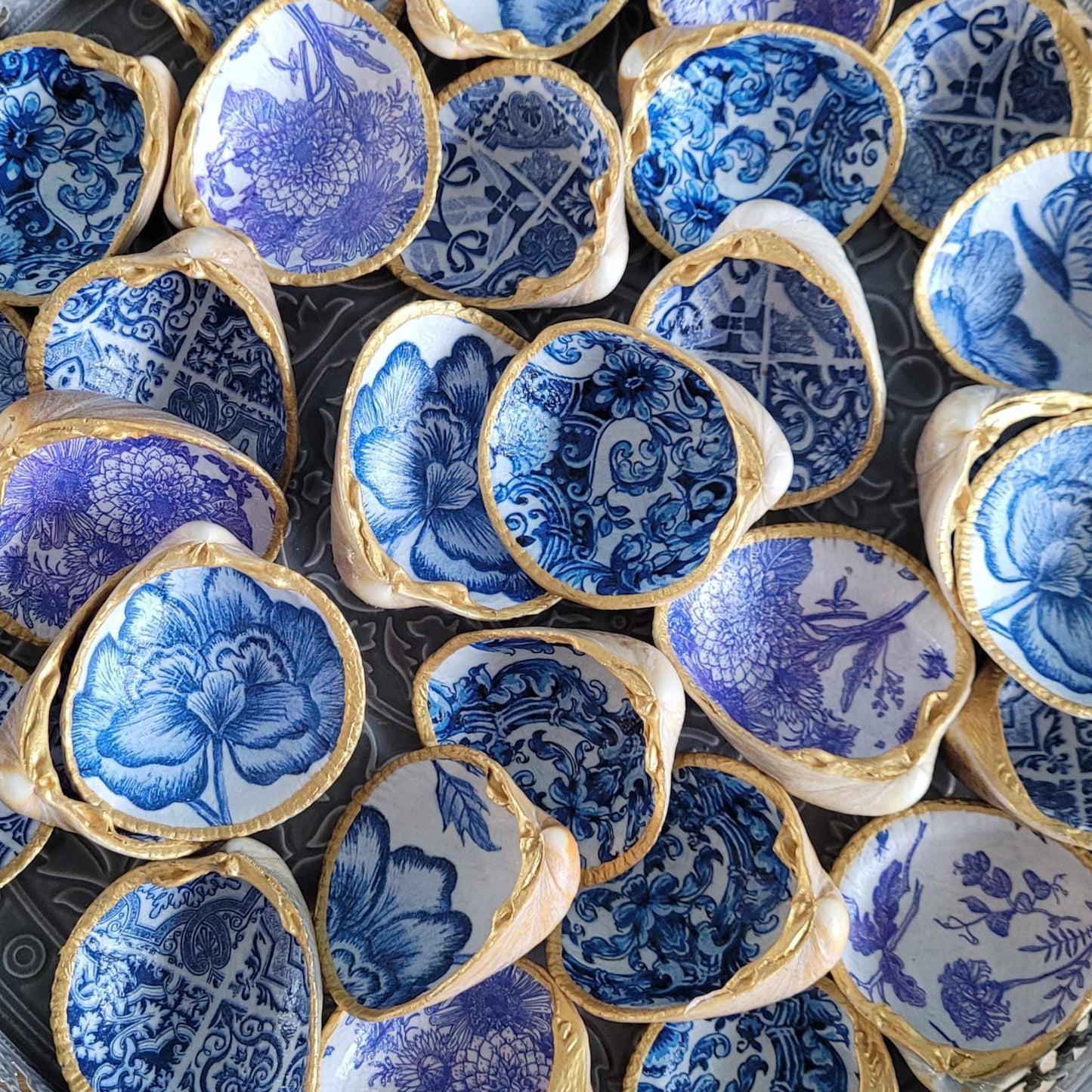 Coquillage Bucarde décoré avec soin et papier de soie portugais, idéal pour ranger des bagues ou offrir un cadeau original.