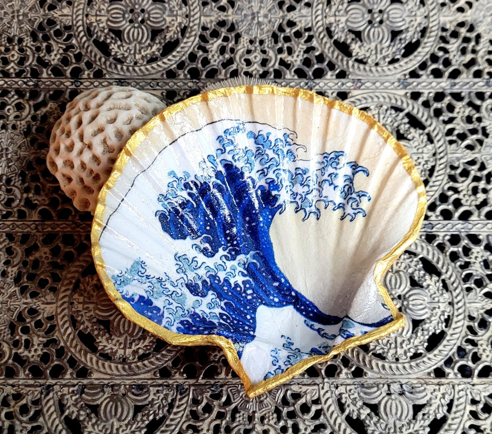 Coquille bretonne ornée de La Vague d’Hokusai avec dorure faite main.