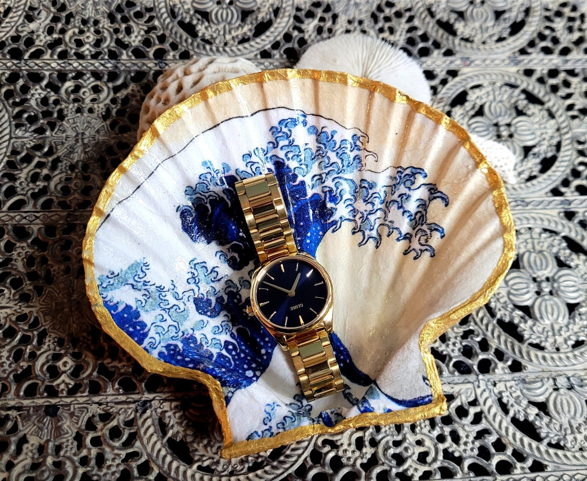 Coquille décorée à la main avec papier de soie La Vague d’Hokusai et bord doré.