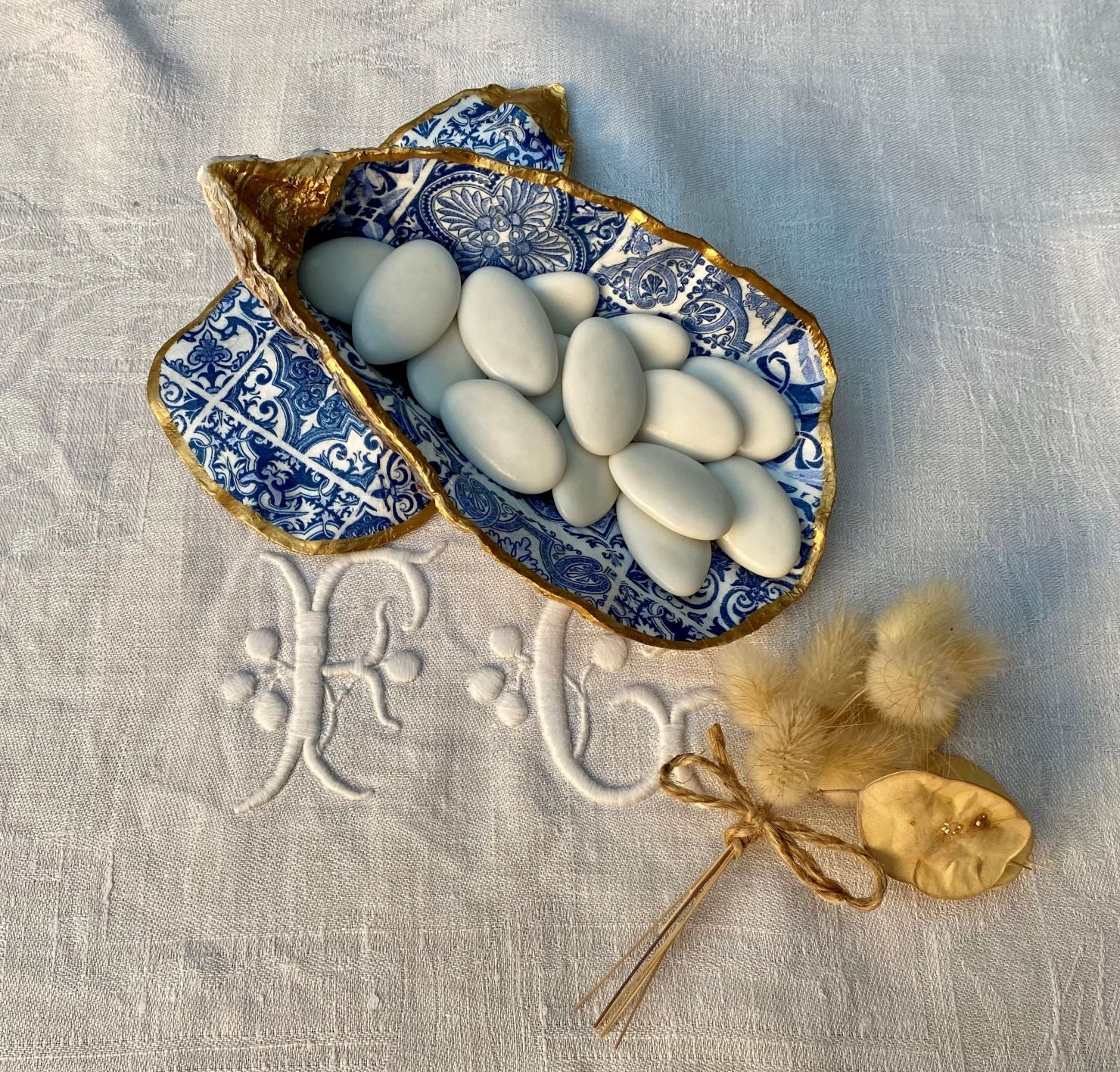 Boîte à dragées unique en coquille d'huître avec motif Azulejos bleu, un choix raffiné pour vos célébrations de mariage ou baptême.