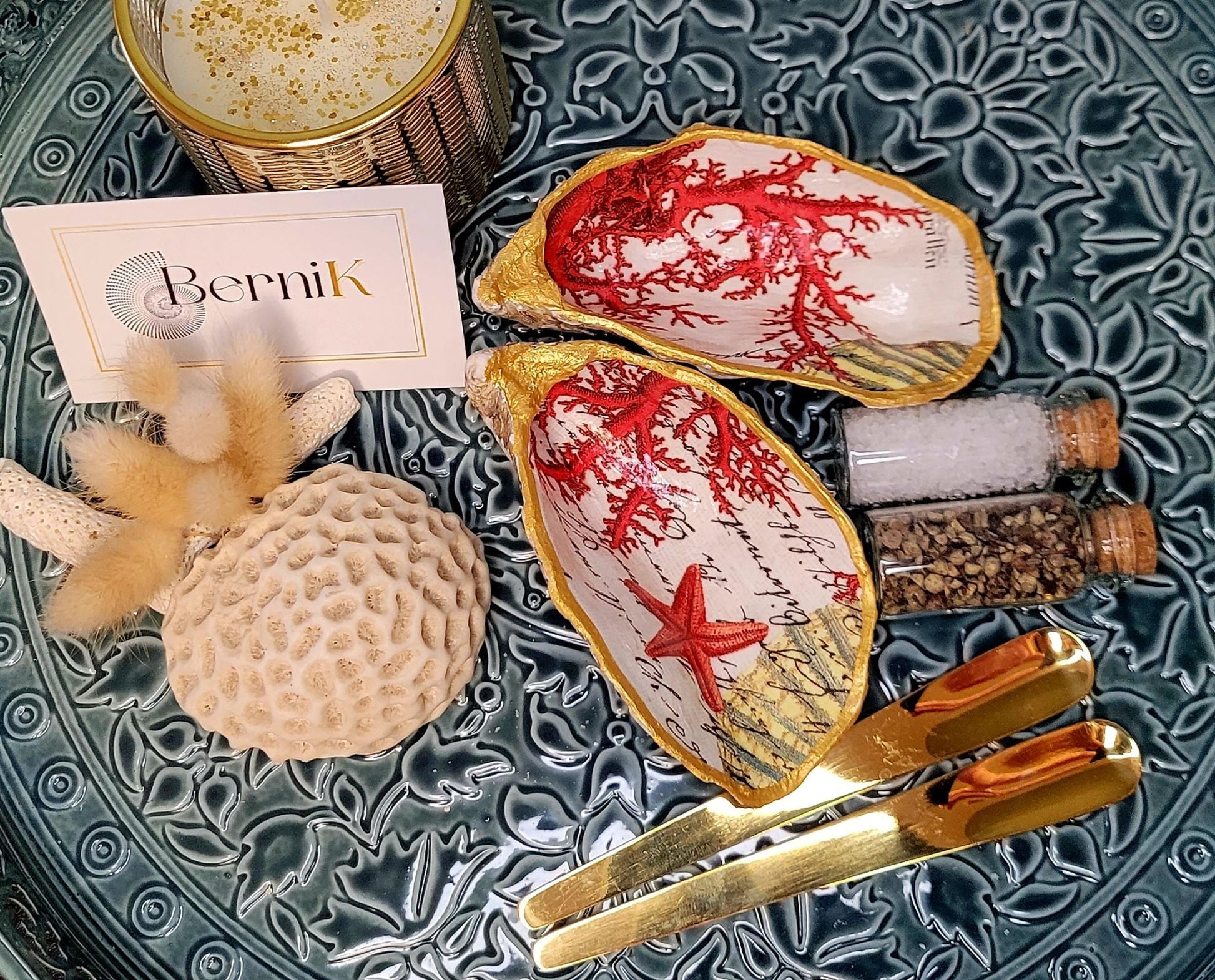 Salière et poivrière en coquille d'huître décorées de corail rouge, un artisanat français élégant pour sublimer votre table.