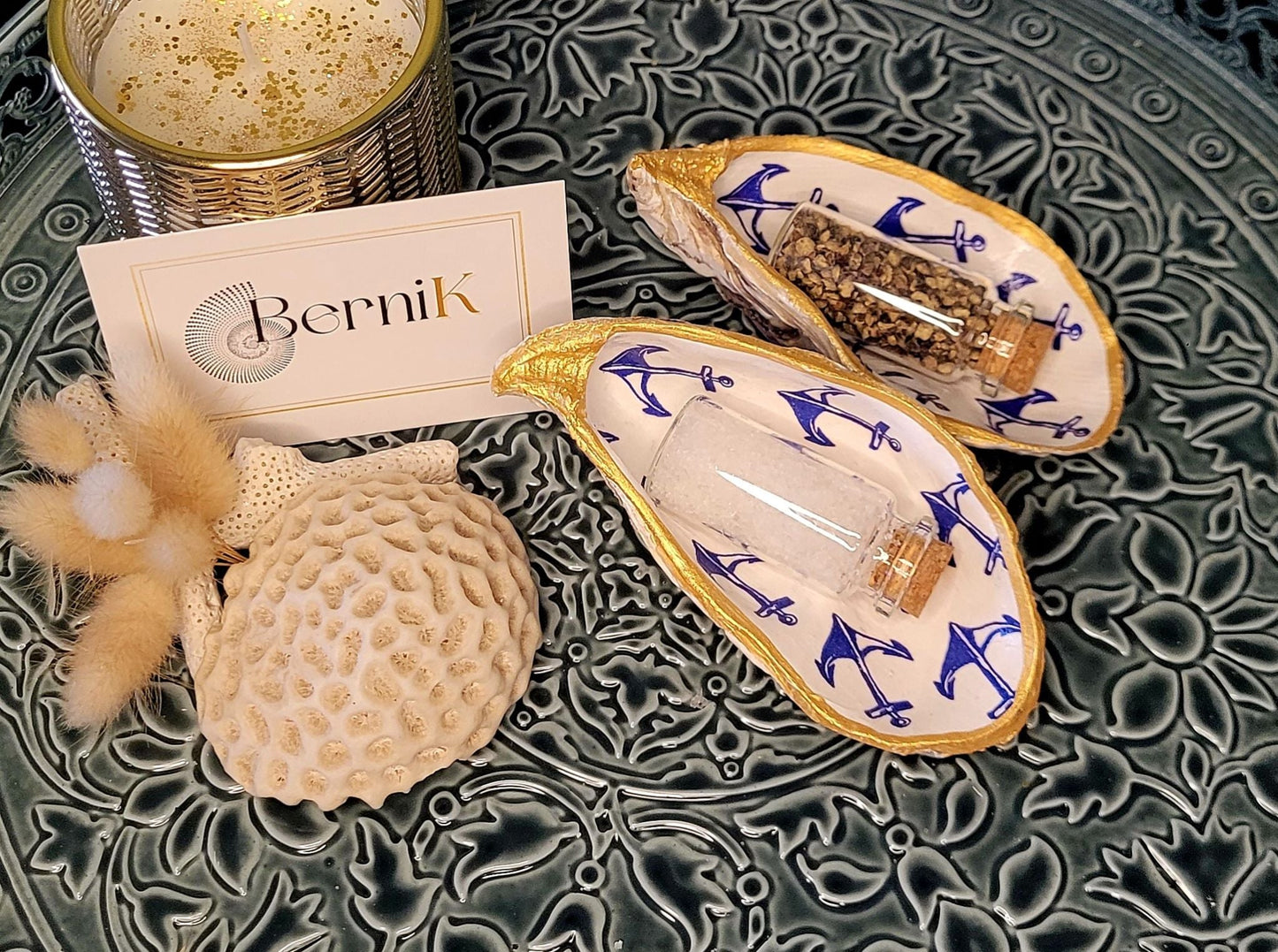 Sublimez vos repas avec cet ensemble artisanal salière et poivrière en coquille d'huître, décor bleu, un cadeau raffiné et pratique.