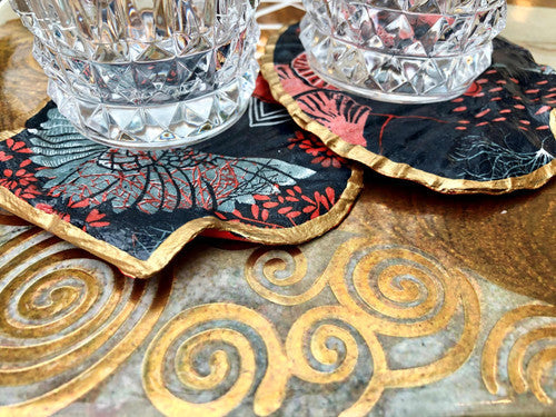 Sous-verres en coquilles Saint-Jacques décorées à la main, artisanat unique et écoresponsable, pour une table chic avec un motif Art Déco. Collection 1930.