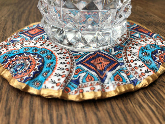 Sous-verres en coquilles Saint-Jacques faits main, ajoutant une touche marine à votre table avec un motif marocain. Collection Agadir, décoration bord de mer.