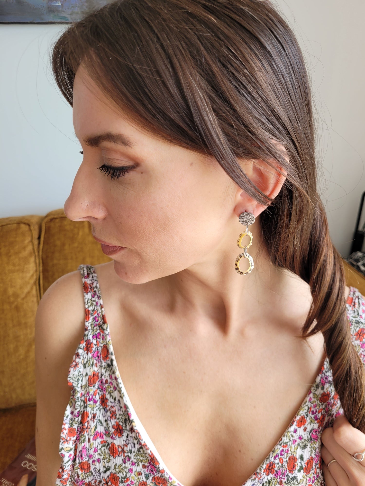 Bijoux en coquillage de bernique transformé en créoles aregntées, parfaits pour un look élégant et raffiné.