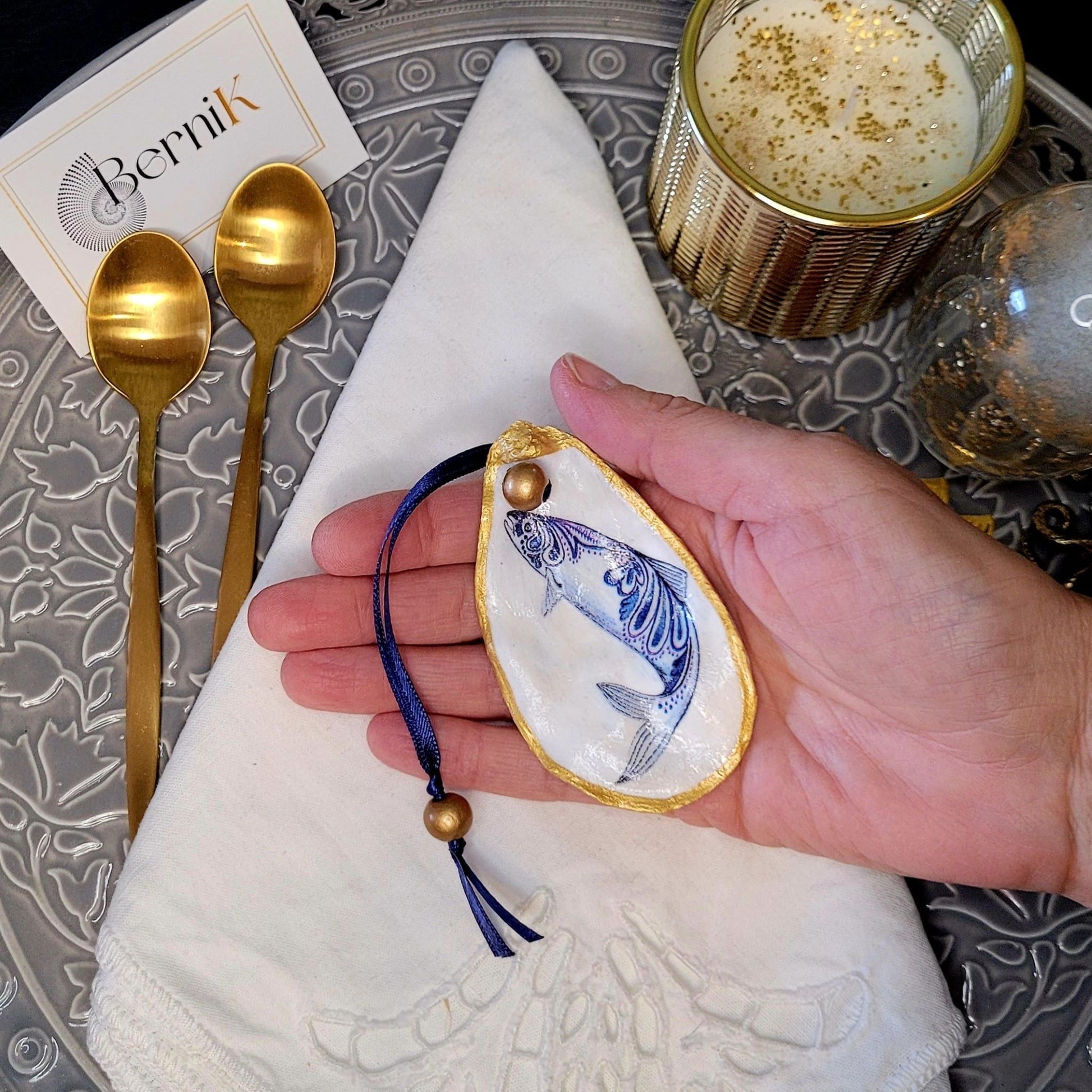 Sublimez vos repas avec les ronds de serviette Poisson Grec en coquille d'huître, décorés de motifs marins bleus, idéaux pour vos repas d'été.