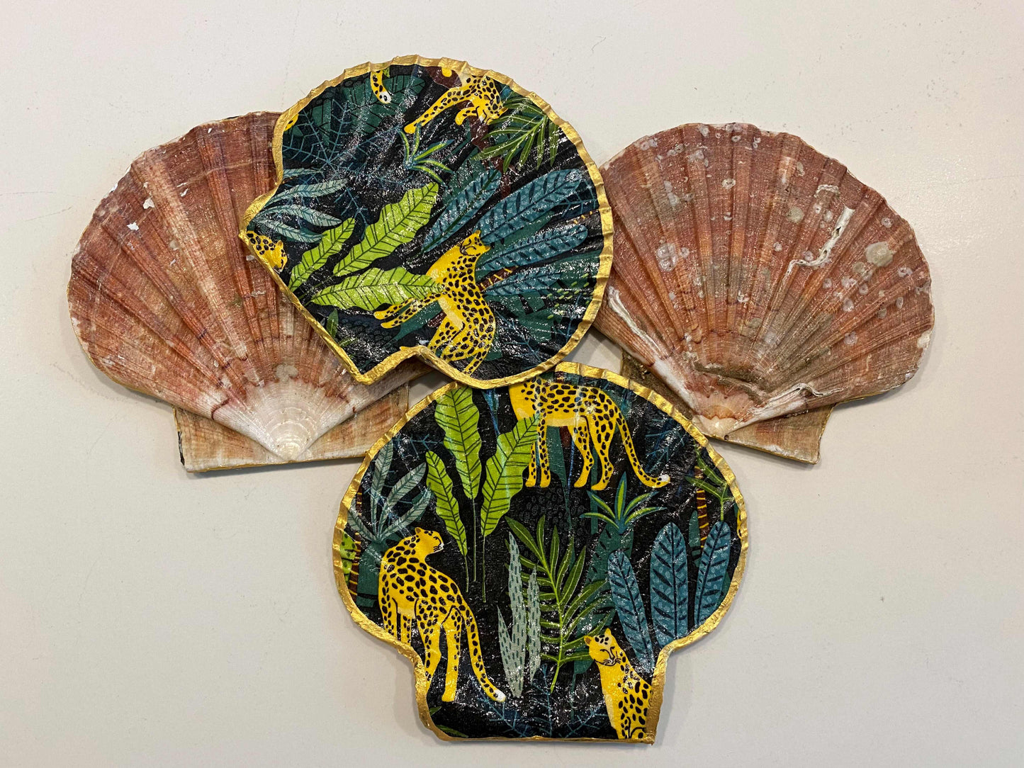 Sous-verre artisanal en coquilles Saint-Jacques recyclées, fabriqué en France, pour une décoration naturelle et élégante inspirée de l’océan.