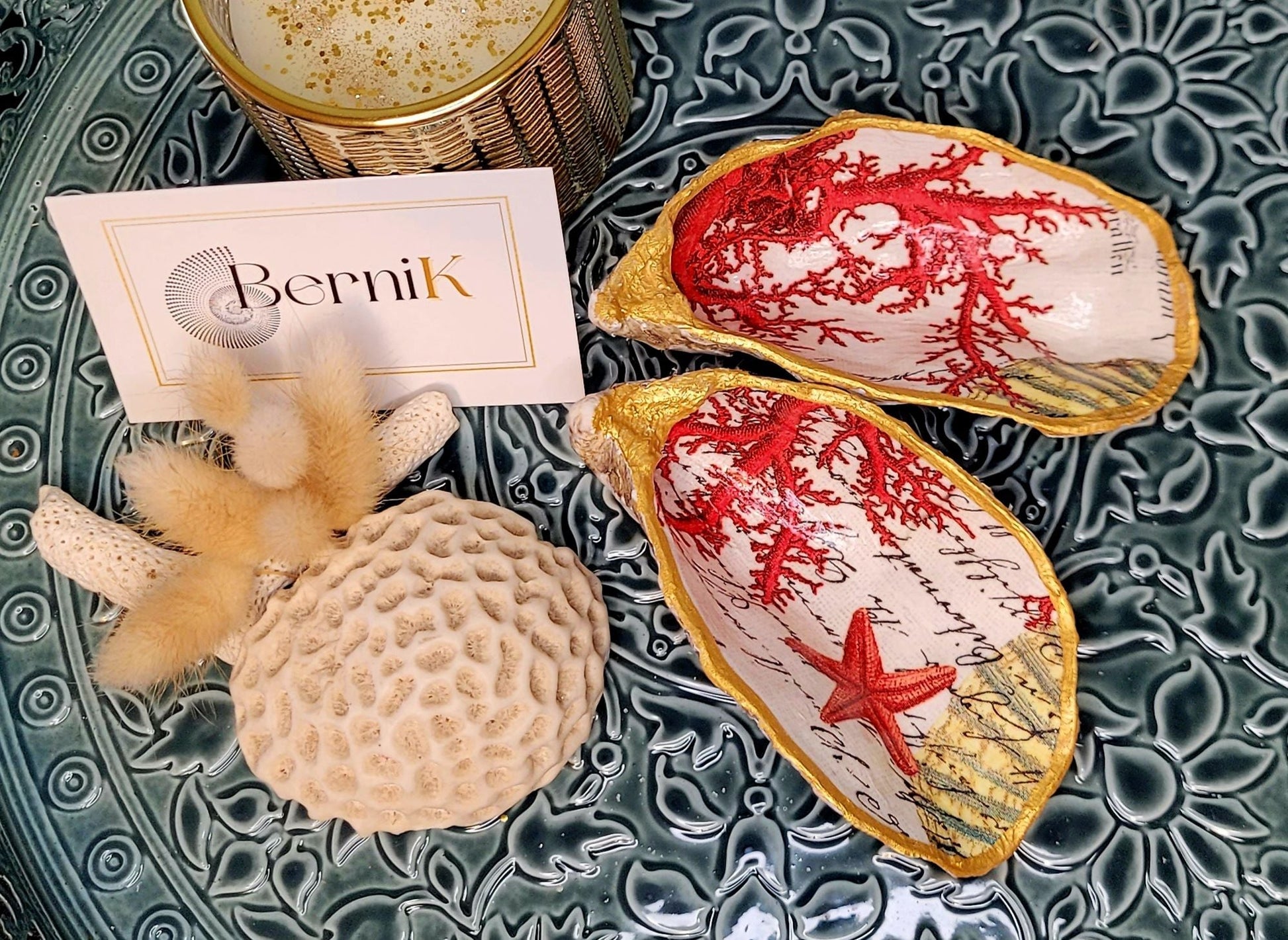 Apportez une touche chic à votre table avec cette salière et poivrière en coquille d'huître, ornées de corail rouge. Un cadeau unique.