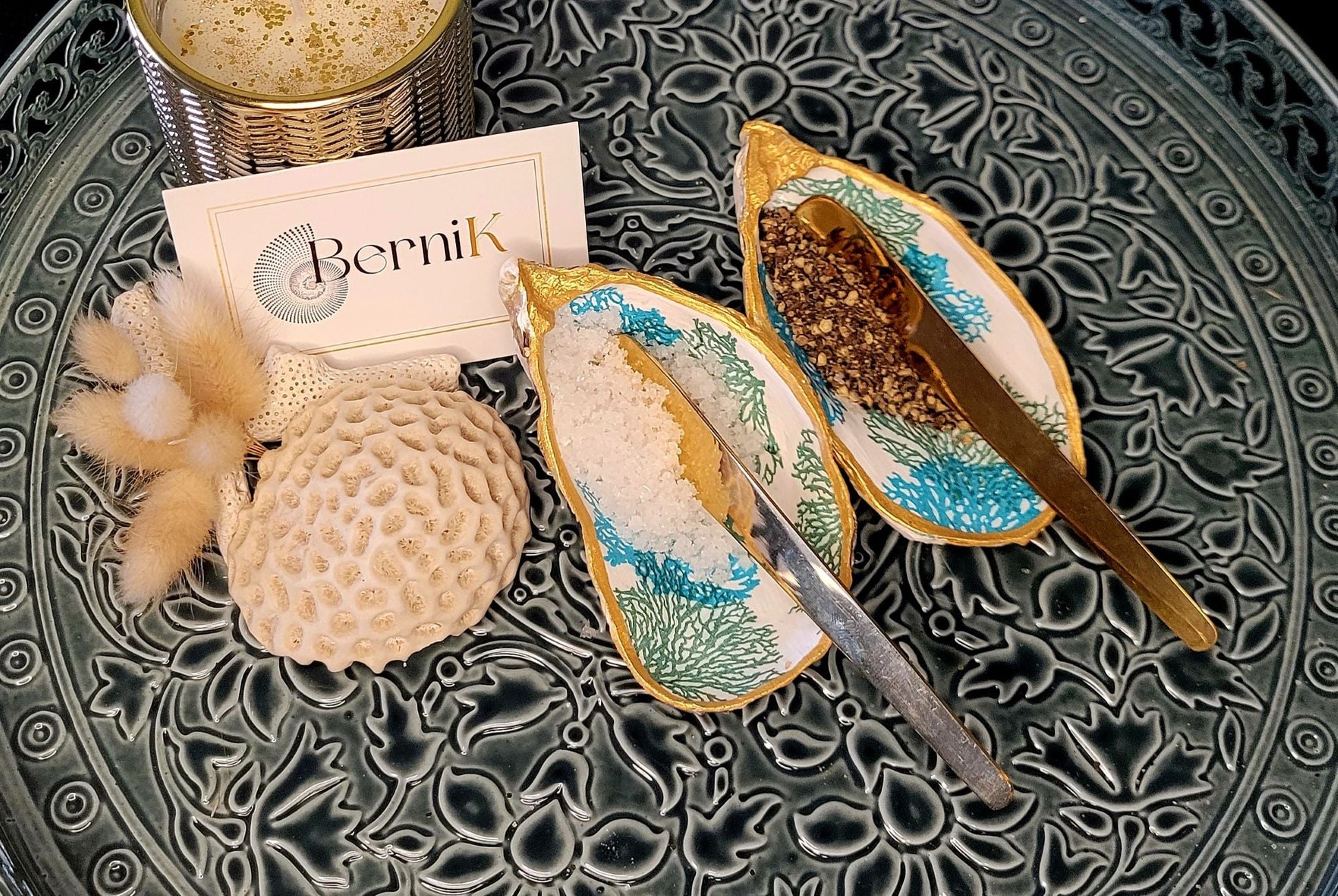 Découvrez cette salière et poivrière en coquille d'huître avec motifs de corail vert et bleu. Artisanat français, pour une décoration unique et élégante.