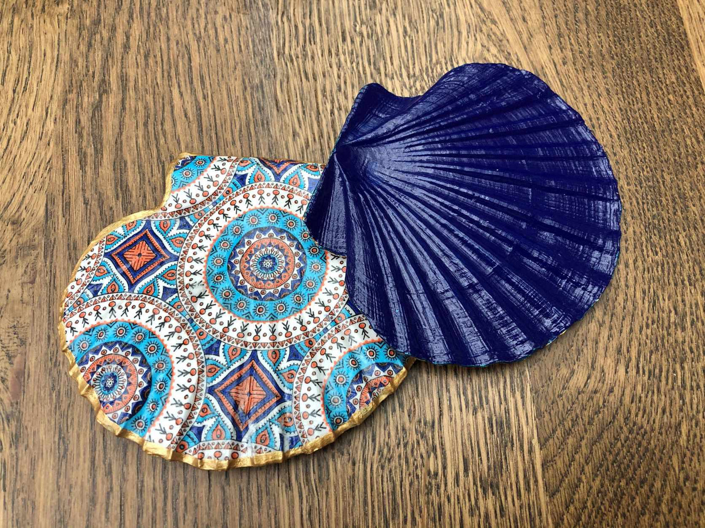 Sous-verres en coquilles Saint-Jacques, faits main avec un motif marocain pour une table élégante. Idéal pour offrir, collection Agadir bord de mer.