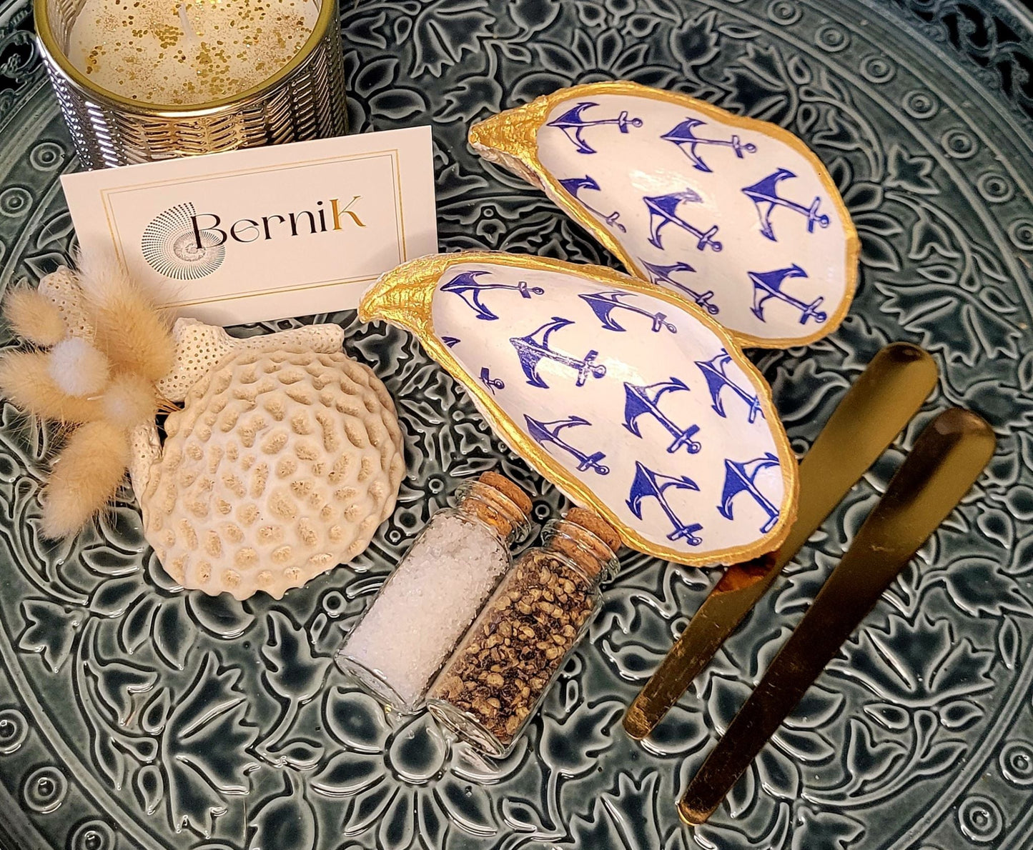 Ensemble artisanal salière et poivrière en coquille d'huître, décor bleu, parfait pour une table raffinée et un cadeau unique.