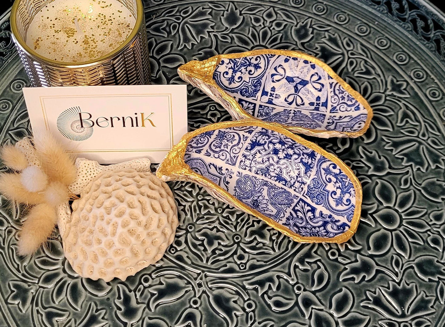 Apportez un style raffiné à votre table avec cette salière et poivrière en motifs Azulejos bleu, parfaites pour un cadeau écologique.