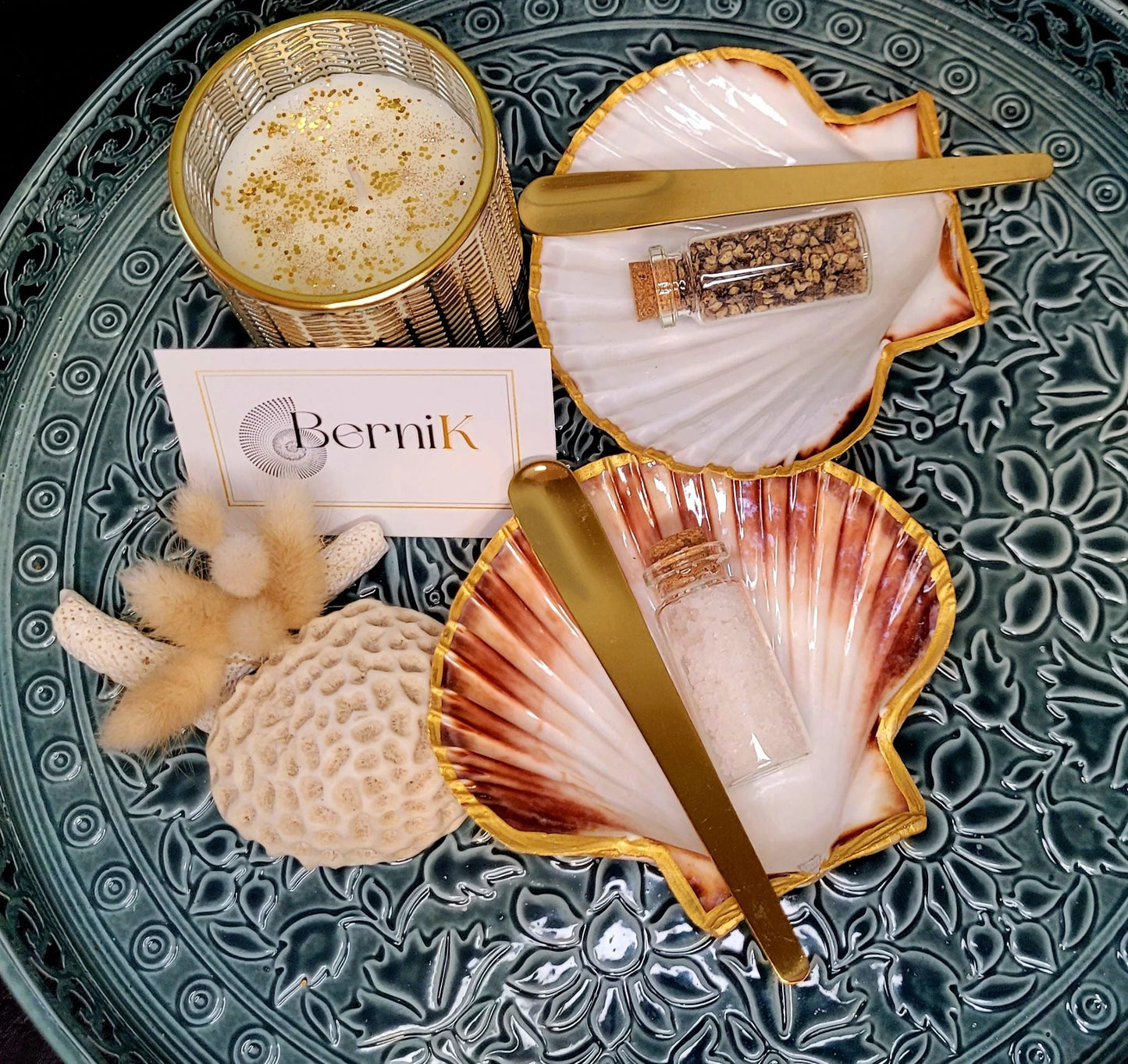 Ensemble salière et poivrière en coquille Saint-Jacques décorée à la main.