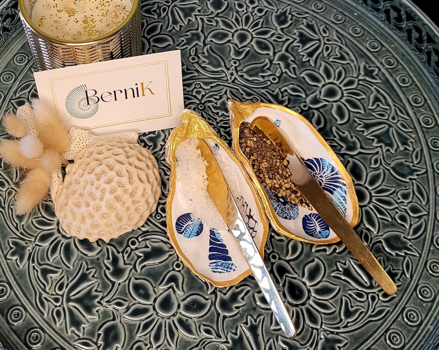 Set salière et poivrière en coquille d'huître aux nuances bleues marines, fait main pour une décoration chic et écoresponsable.