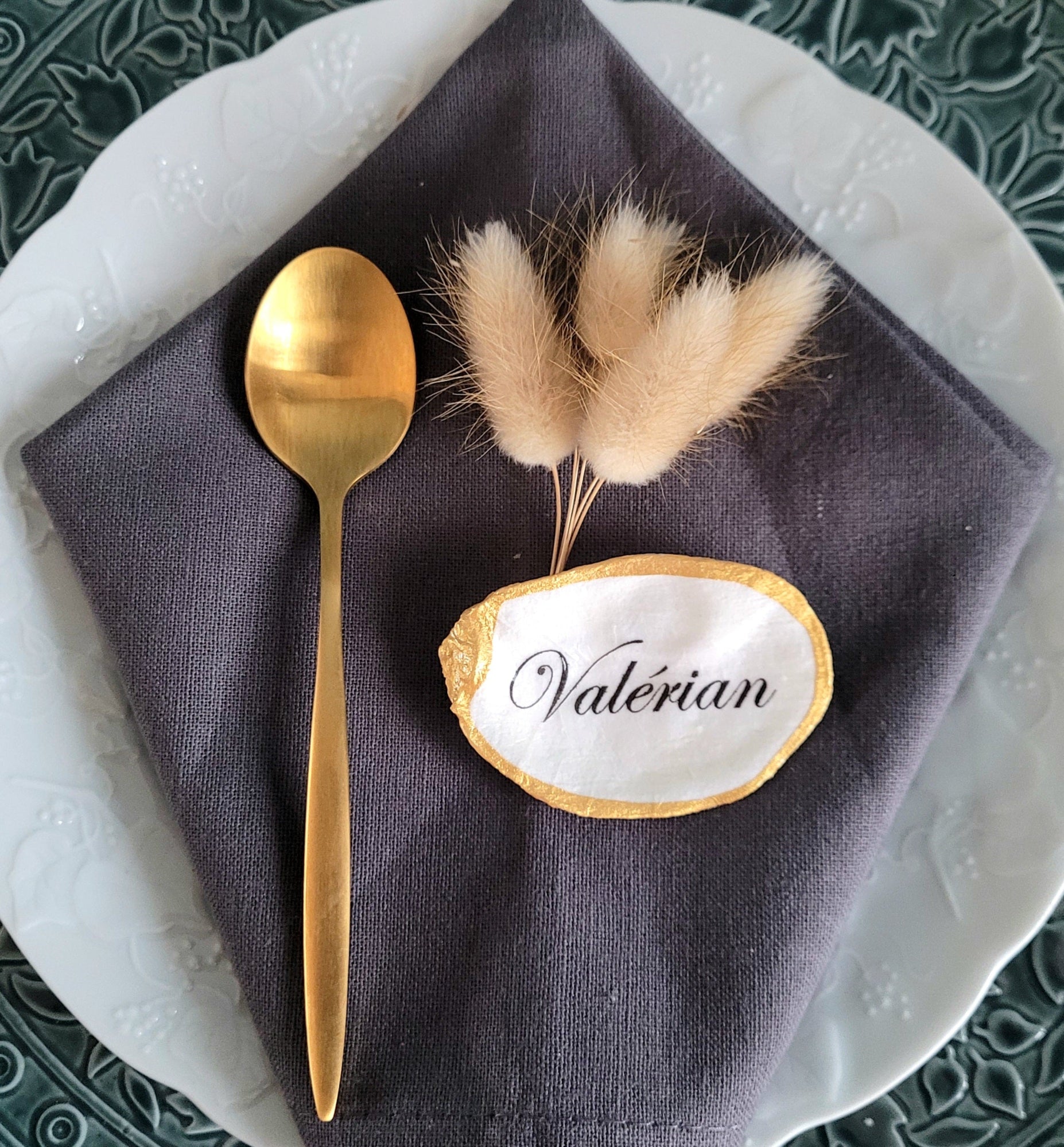 Marque-place en coquille d’huître personnalisée, idéale pour une table raffinée et unique.