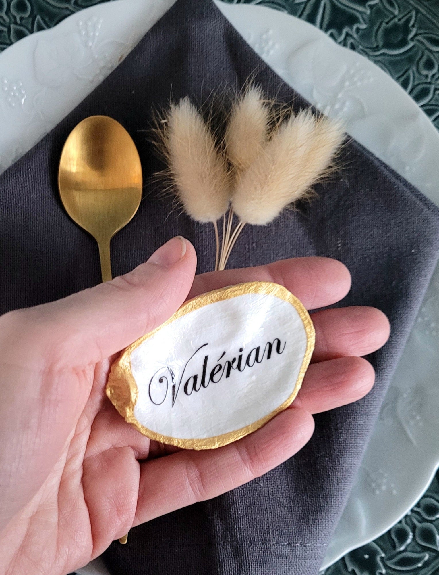 Marque-place original en coquille d’huître, parfait pour une touche naturelle et artisanale à vos événements.