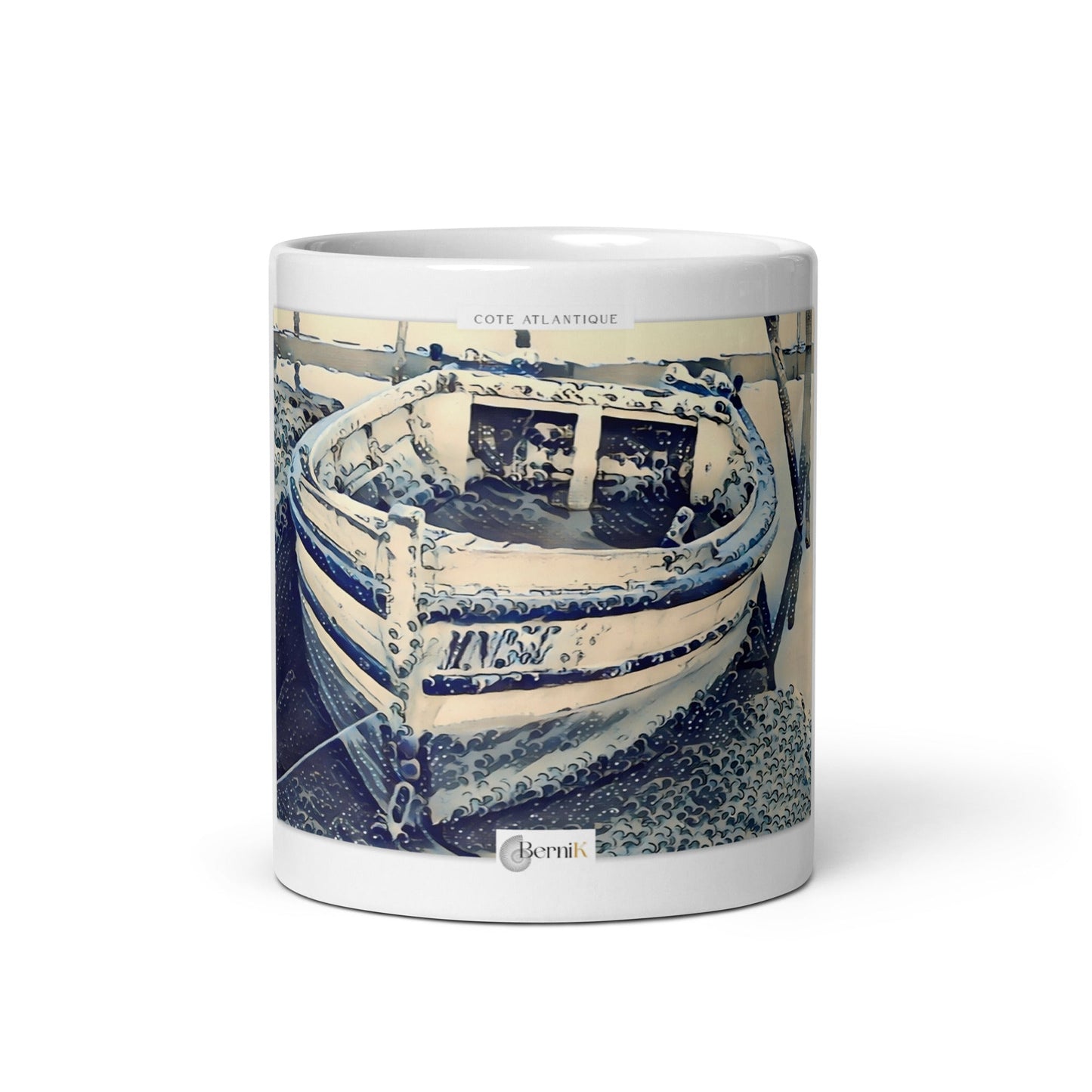 Mug en céramique avec une illustration d’une barque au bord de l’eau.