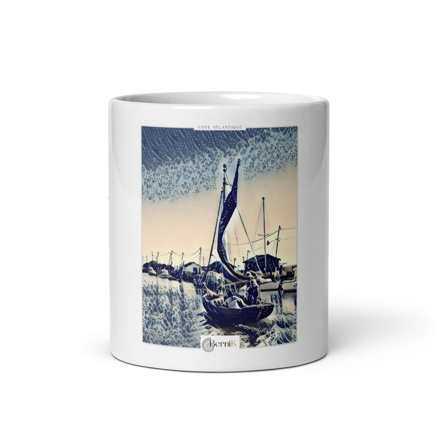 Mug en céramique décoré d’un bateau quittant le chenal pour l’océan.