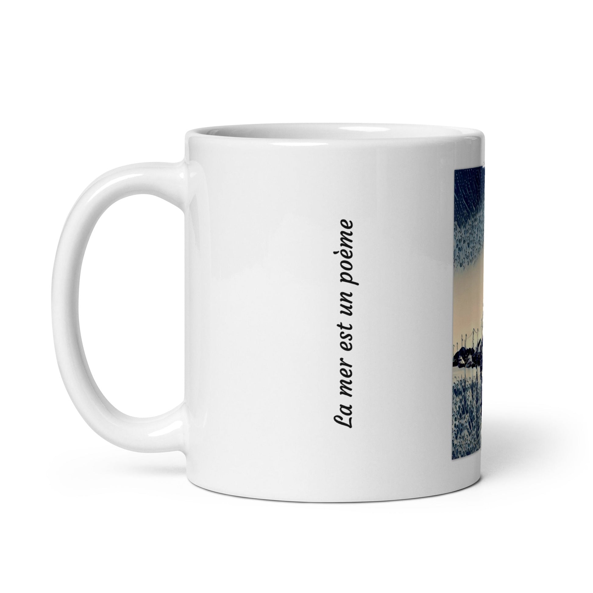 Mug avec un design marin représentant un bateau naviguant en pleine mer.