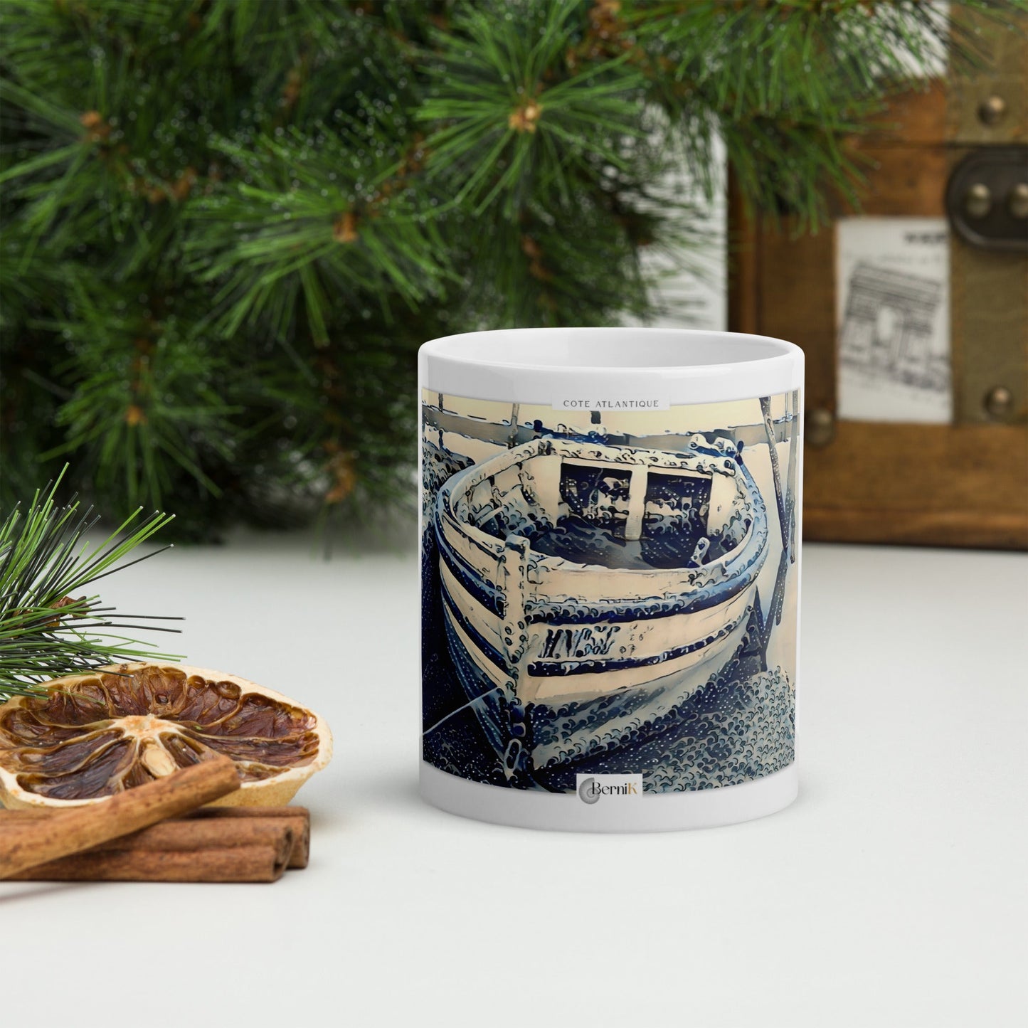 Mug décoré d’une barque, idéal pour des pauses café relaxantes.