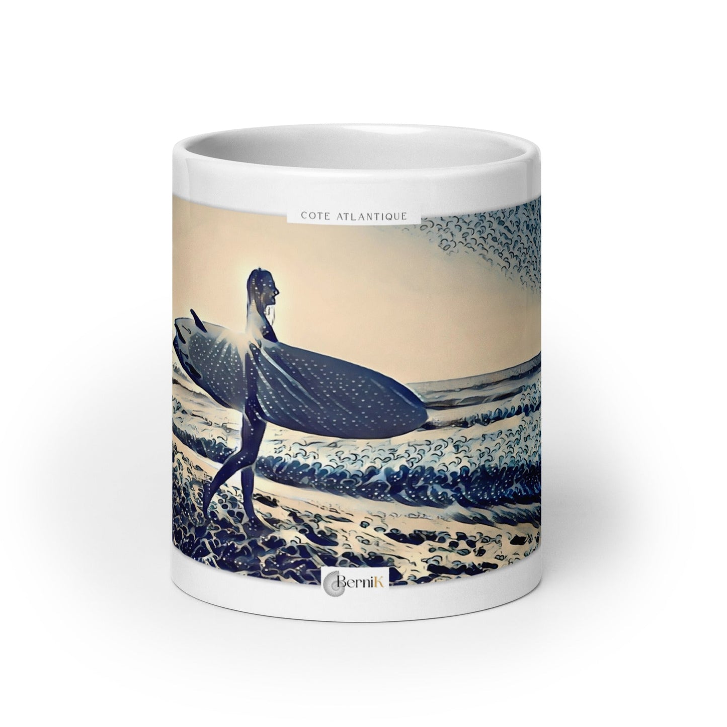 Mug montrant une surfeuse de l'île d'Oléron prenant une vague, inspiré des œuvres japonaises traditionnelles.