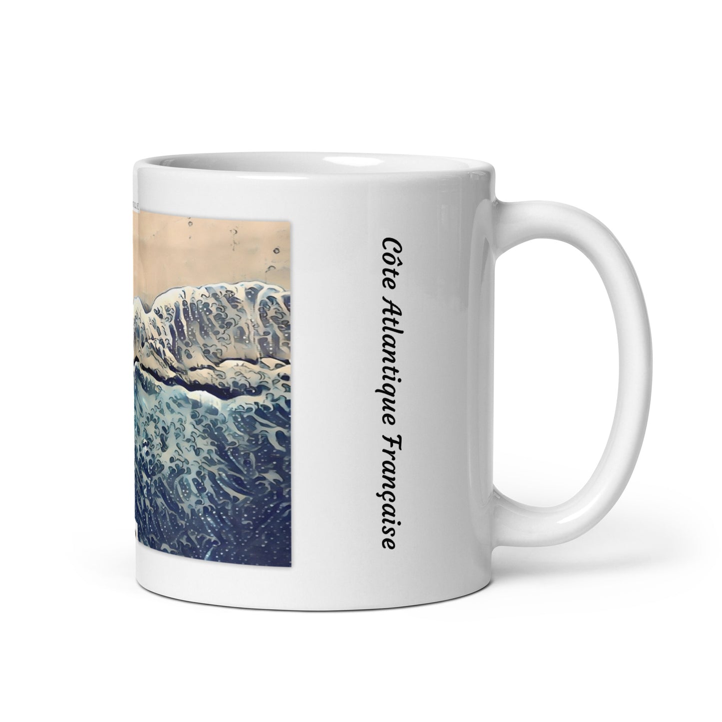 Mug illustré avec une plage et l’océan vus du ciel, apportant une touche naturelle à vos moments de calme.