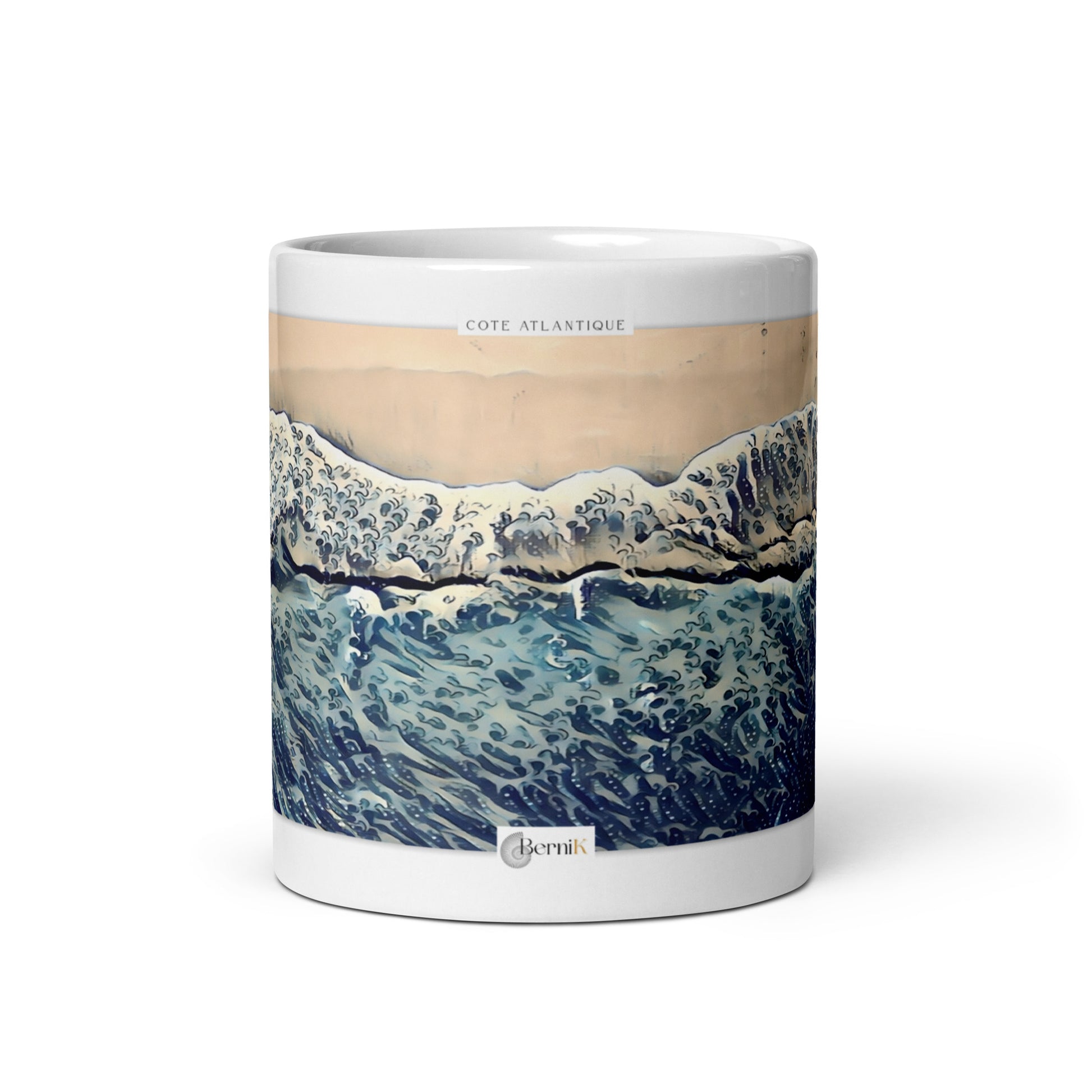 Mug en céramique décoré d’une vue aérienne d’une plage océane, parfait pour une pause détente.