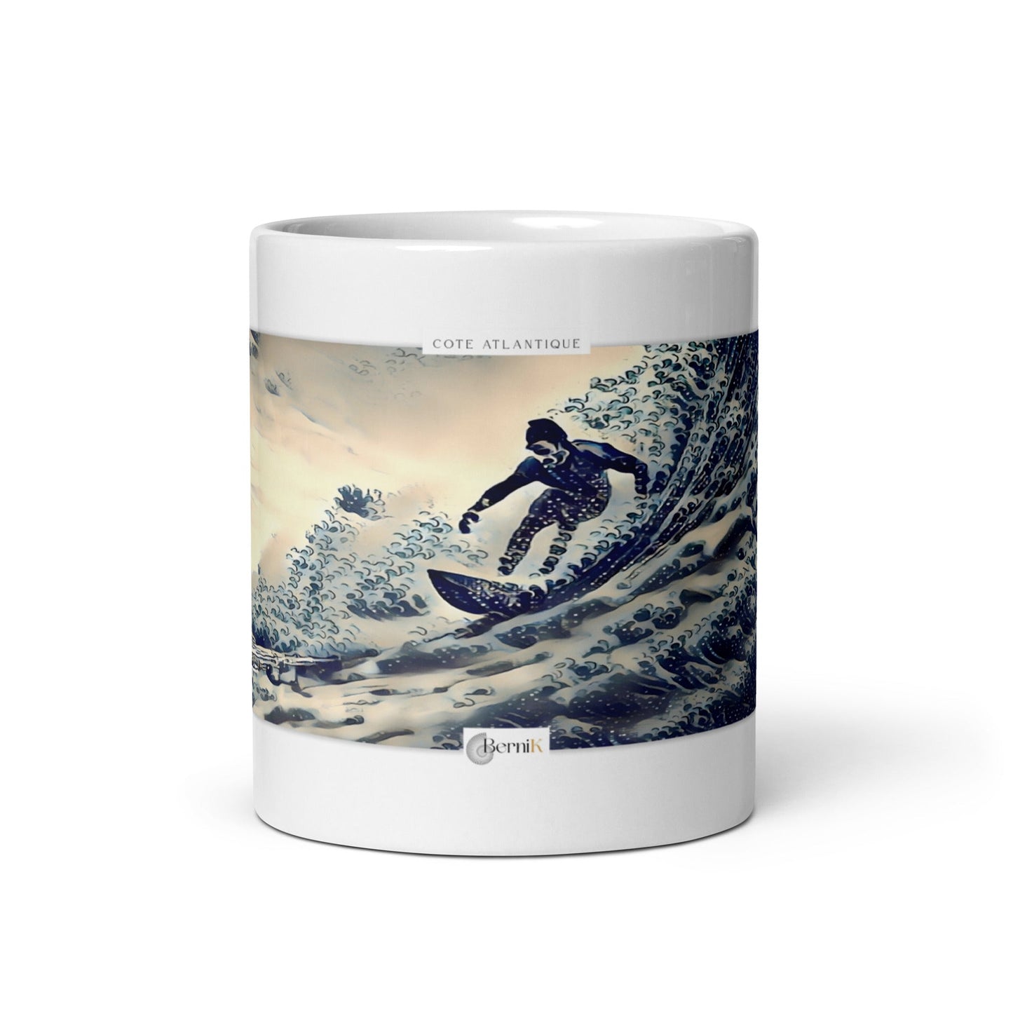 Mug en céramique illustrant un surfeur à Cap Breton sur une vague rapide.