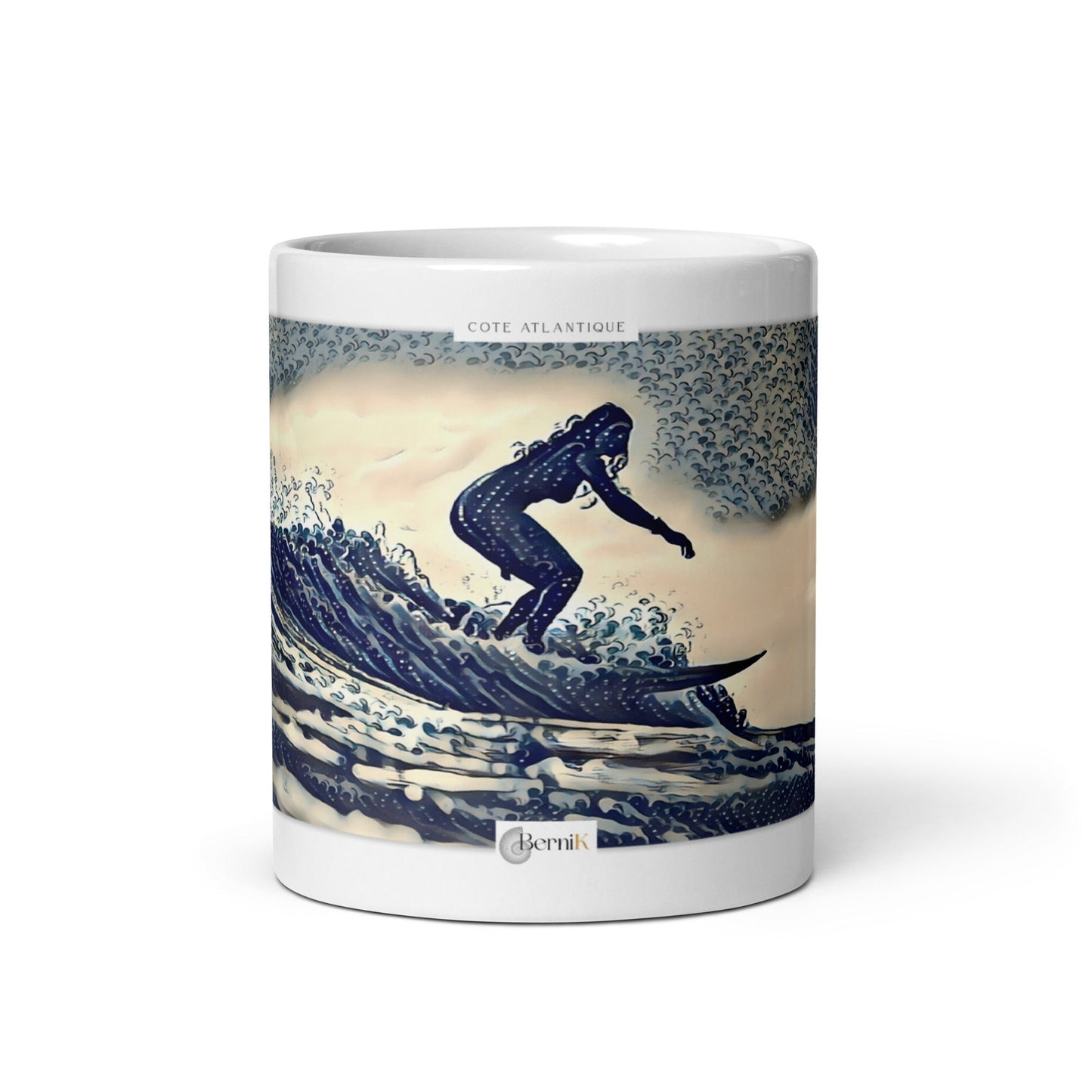 Mug illustré d'une surfeuse au Cap Ferret dans un style estampe japonaise, glissant sur les vagues de l'océan Atlantique.