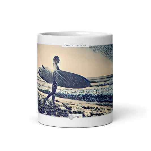 Mug illustrant une surfeuse de l'île d'Oléron sur fond de vagues, style estampe japonaise.