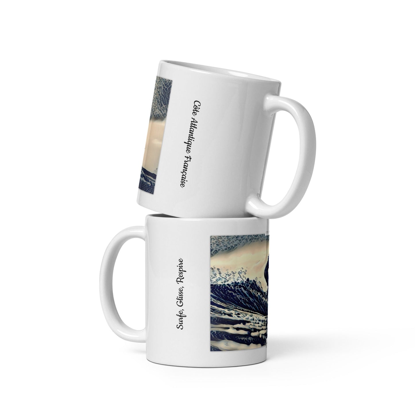 Mug design avec une surfeuse sur les vagues de l'océan Atlantique au Cap Ferret, inspiration estampe japonaise.