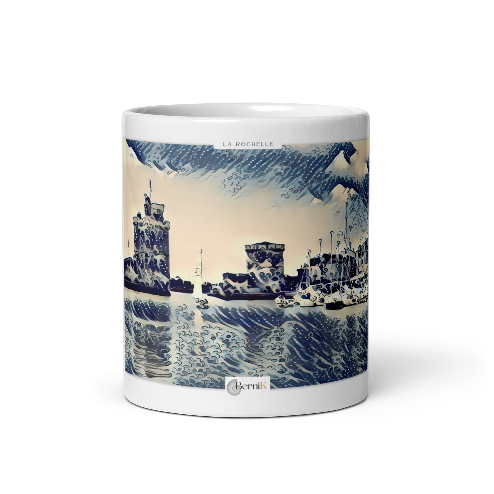 Mug en céramique décoré d’une image du vieux port de La Rochelle avec ses tours emblématiques.