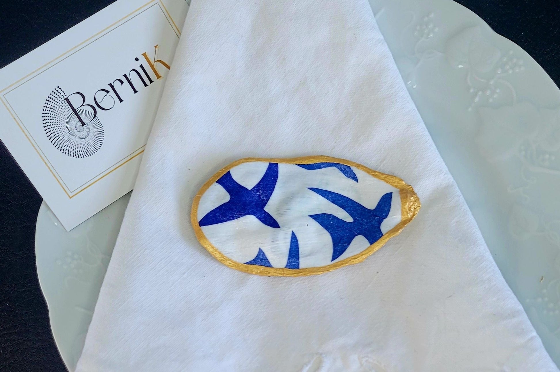 Ajoutez une dimension poétique à votre table avec ce porte couteau aux motifs d'oiseaux bleus, un hommage artistique à Matisse.