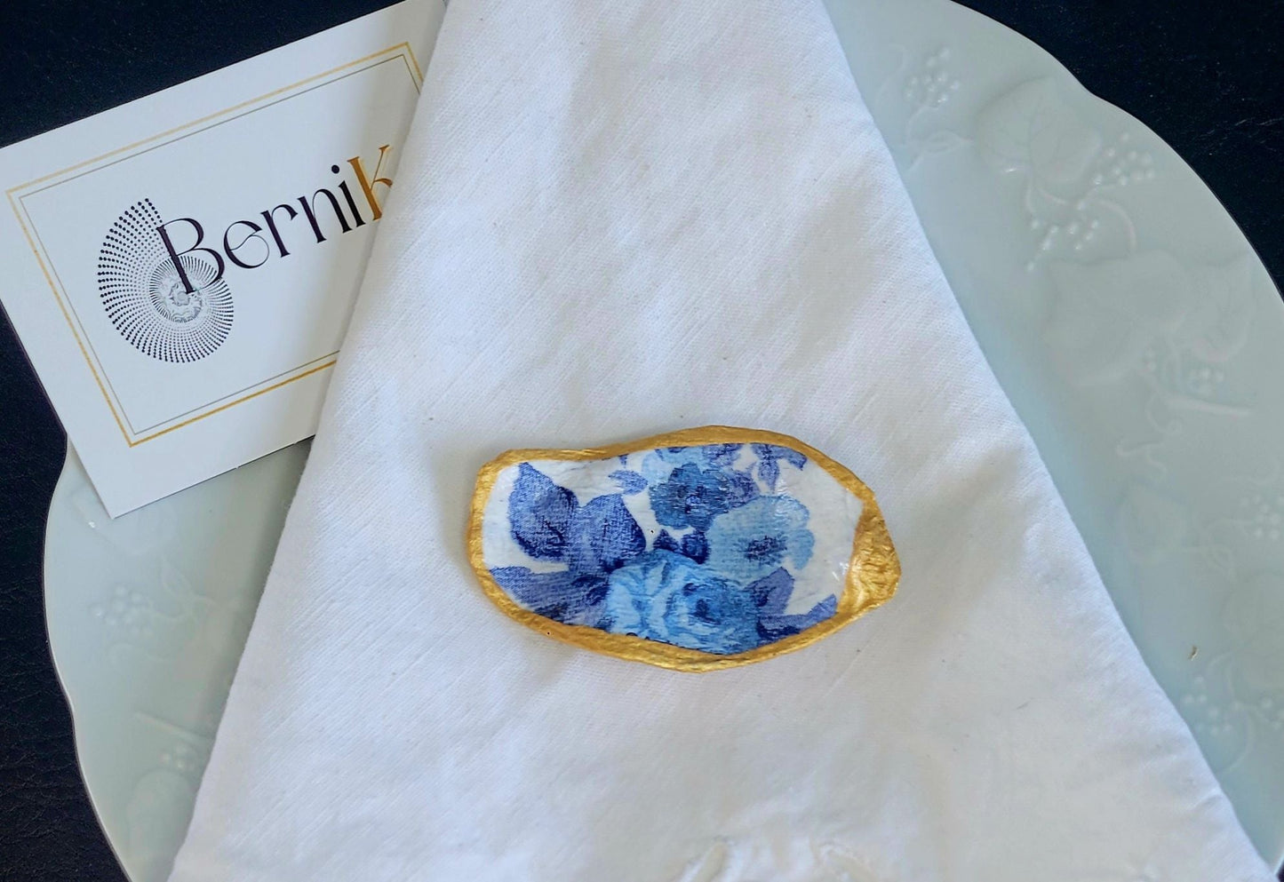 Apportez une touche élégante à votre table avec ce porte couteau en coquille d'huître, aux nuances de bleu inspirées des roses anglaises.