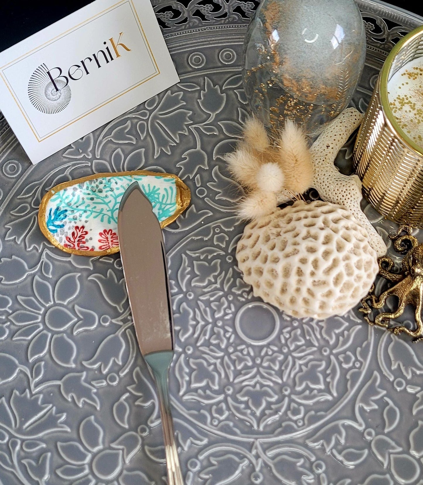 Porte couteau inspiré des fonds marins, avec corail bleu et rouge, parfait pour une décoration de table océanique et raffinée.