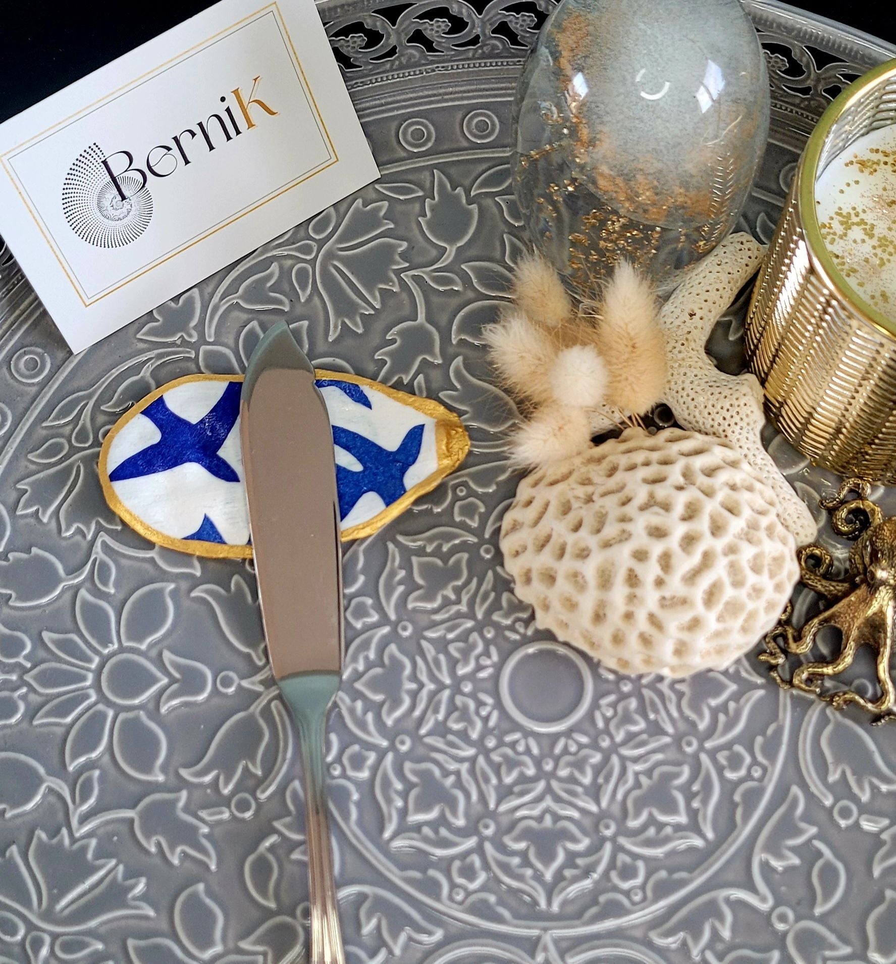 Porte couteau en coquille d'huître décoré d'oiseaux bleus inspirés du style Matisse, une touche artistique et élégante pour vos repas.