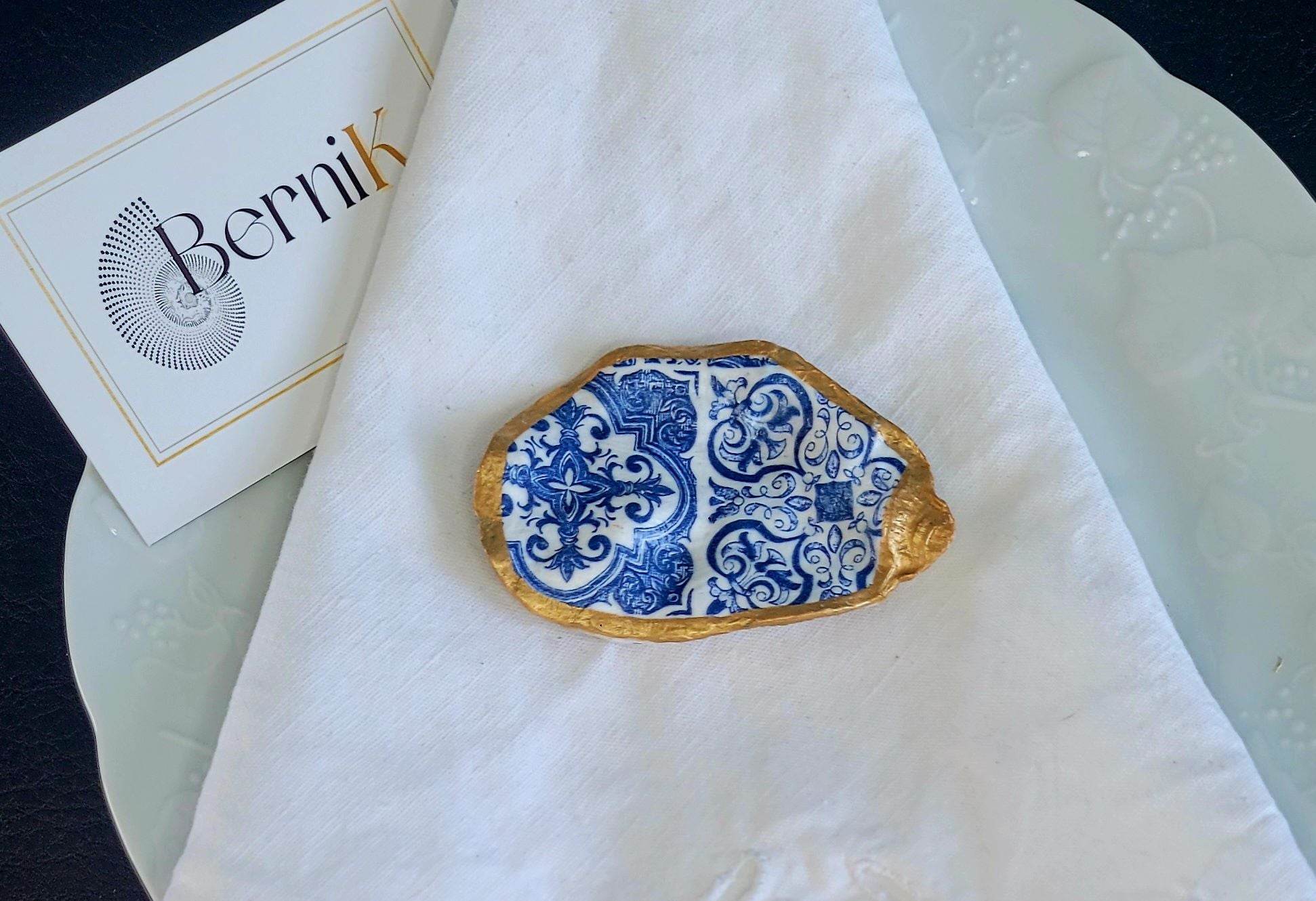 Apportez des couleurs et du charme méditerranéen à votre table avec ce porte couteau en coquille d'huître, orné de motifs Azulejos bleus.