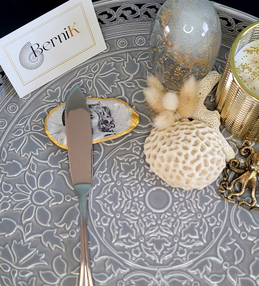 Porte couteau en coquille d'huître Collection Love : design charmant avec liseré fait main, idéal pour des repas raffinés et romantiques.