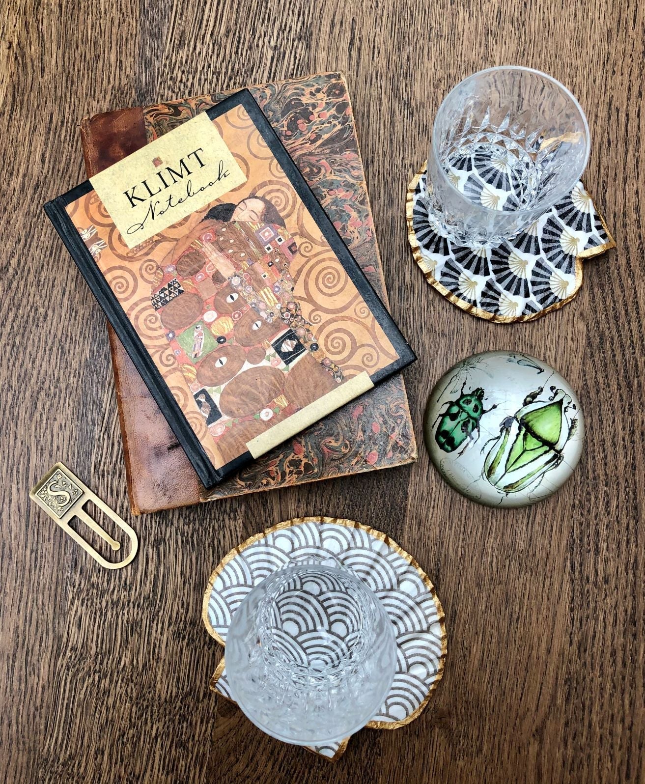 Apéro sophistiqué avec nos sous-verres en coquilles Saint-Jacques artisanaux, faits en France, écoresponsables et parfaits pour des moments uniques.