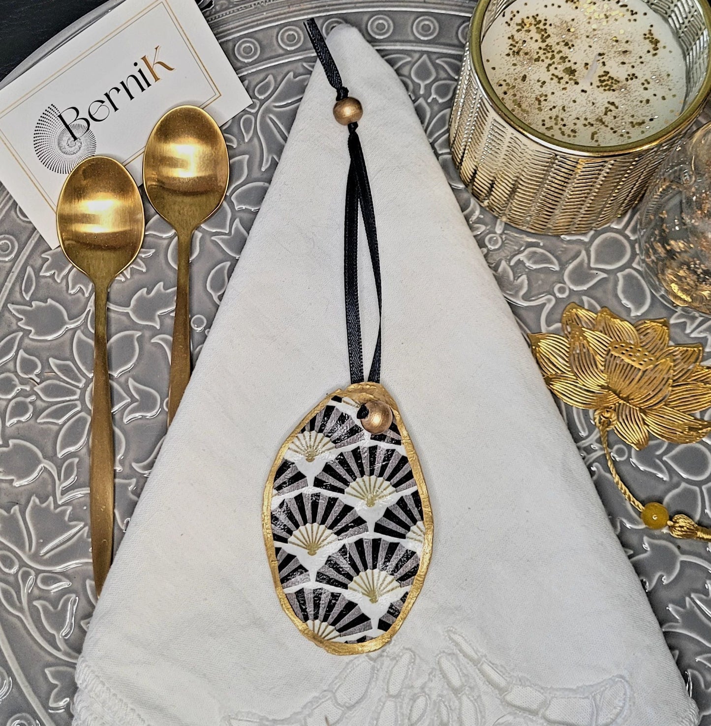 Accessoires de table sophistiqués : véritables coquilles d'huître avec éventails dorés et rubans noirs satinés