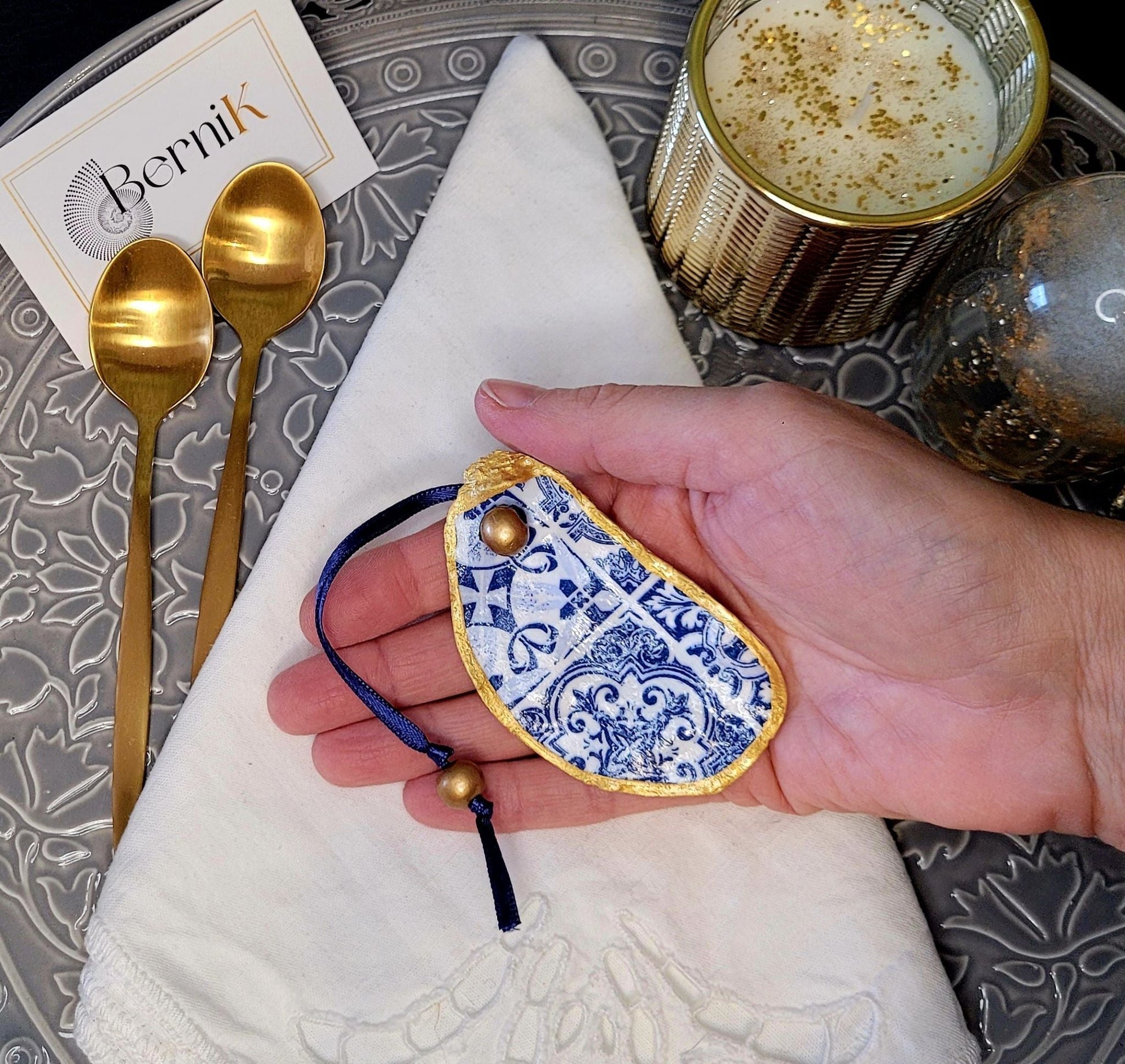 Décorez votre table avec ces ronds de serviette en coquille d'huître, motifs azulejos bleus pour une touche méditerranéenne raffinée.