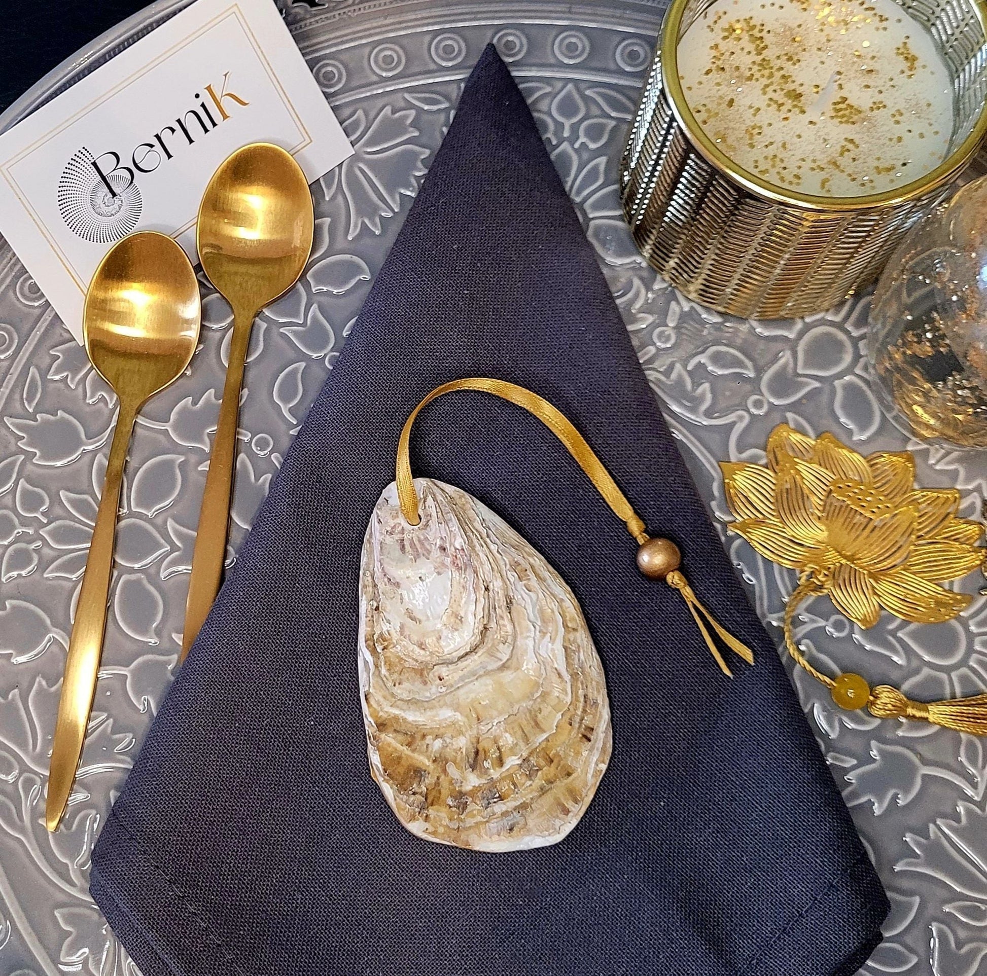 Apportez poésie et raffinement à vos repas avec des ronds de serviette en coquille d'huître inspirés des Amandiers en Fleurs de Van Gogh.