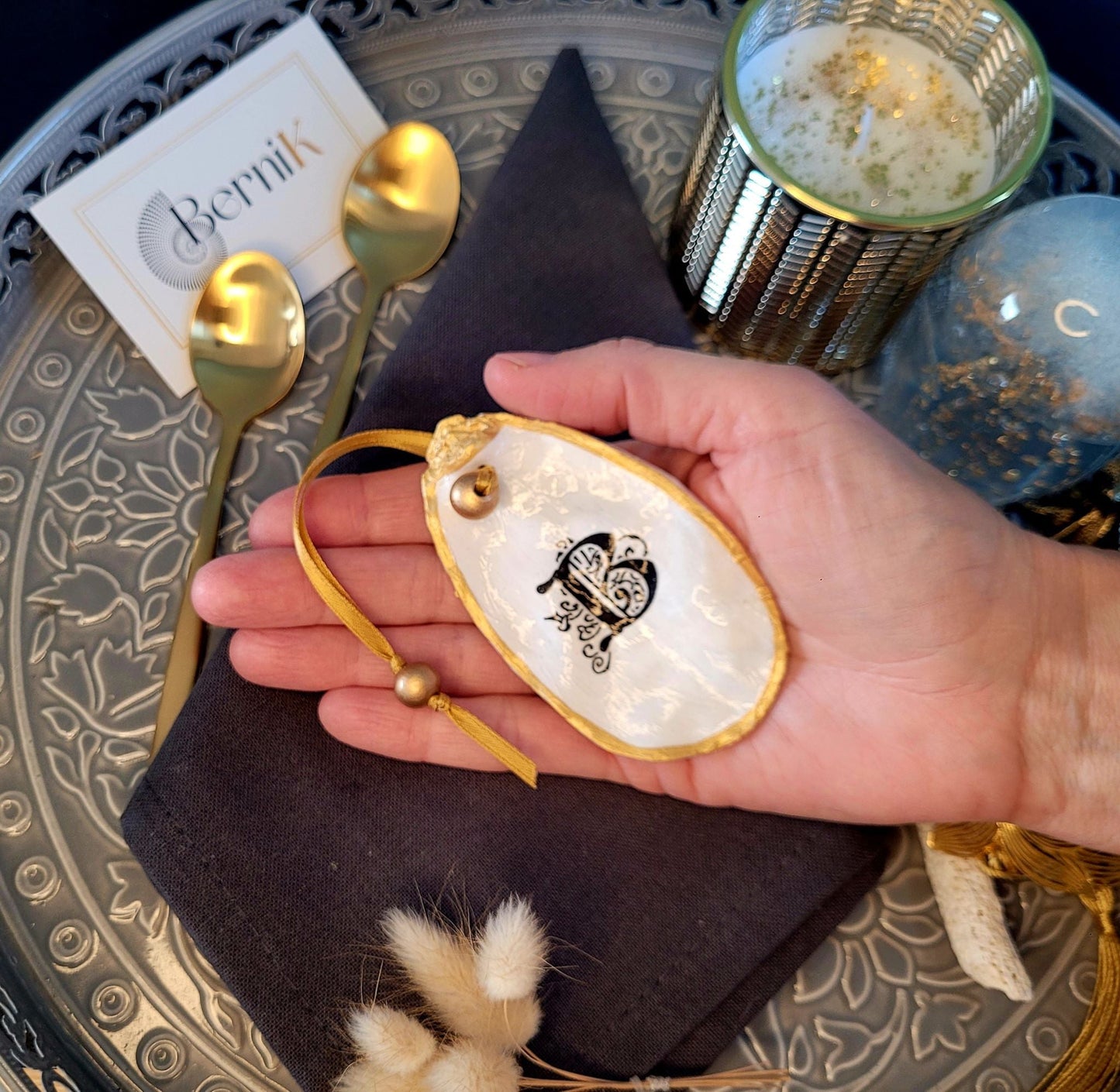 Ronds de serviette en coquillage avec initiale, parfaits pour personnaliser vos anniversaires et événements spéciaux avec un détail raffiné.