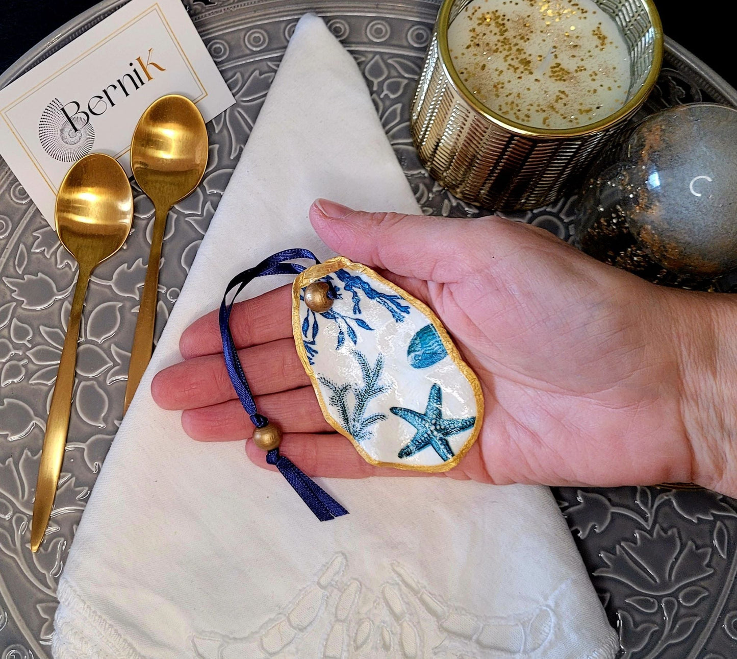 Décoration raffinée avec ce rond de serviette en coquille d’huître, fait à la main en France, pour une table élégante et originale.