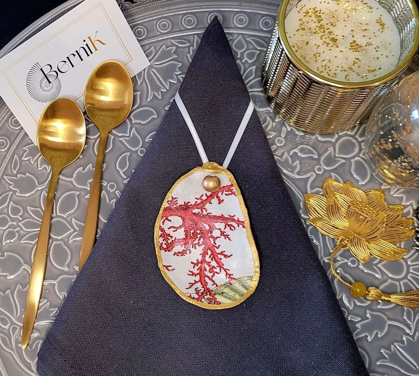 Ronds de serviette en coquilles d’huître avec motifs de corail rouge, parfaits pour une décoration de table marine et élégante